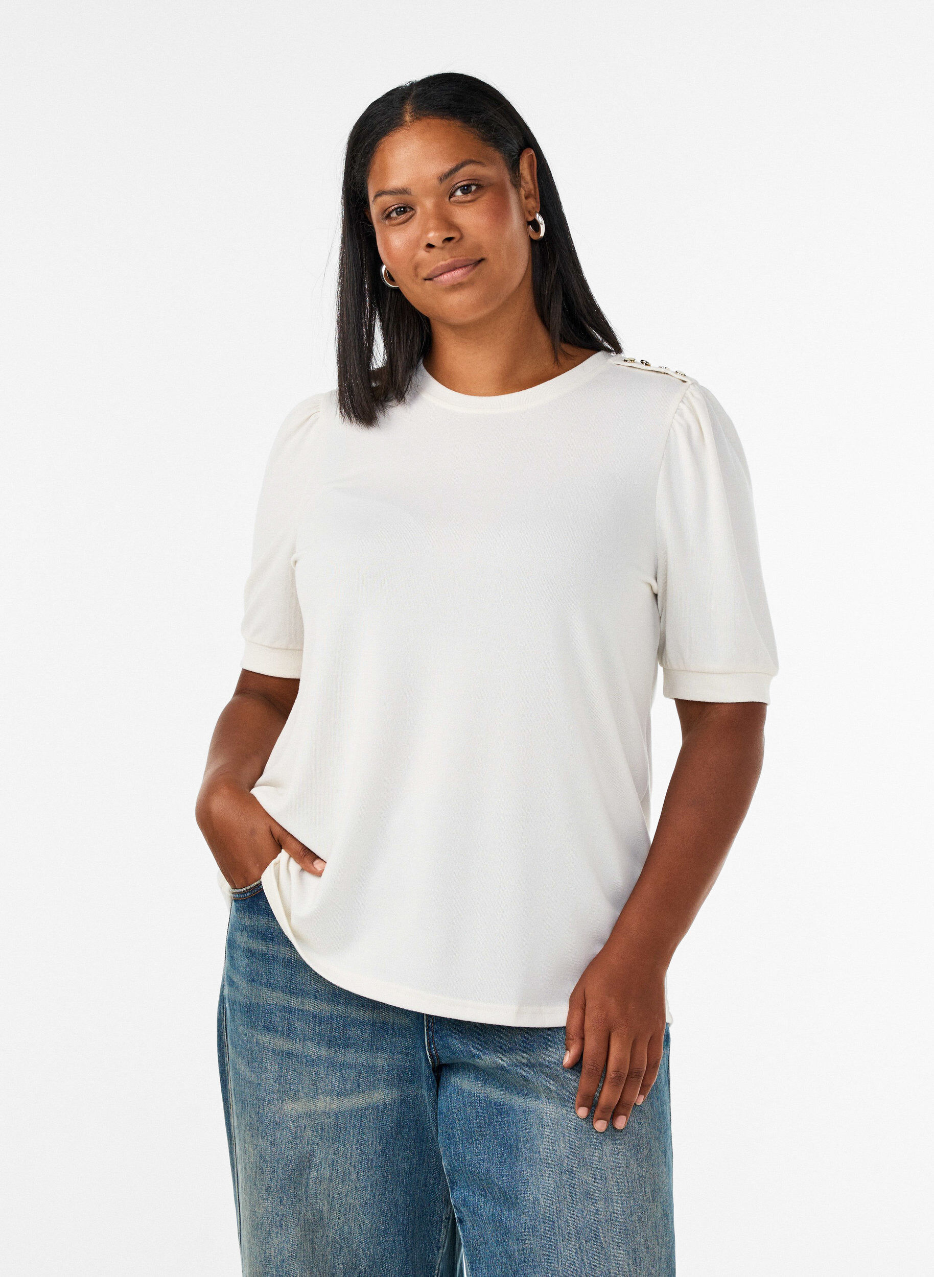 Bluse mit Knopfdetail und kurzen Puff&auml;rmeln, Beige, Model