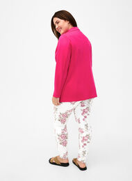 Super-schmale Amy Jeans mit Blumenprint, White R.AOP, Model