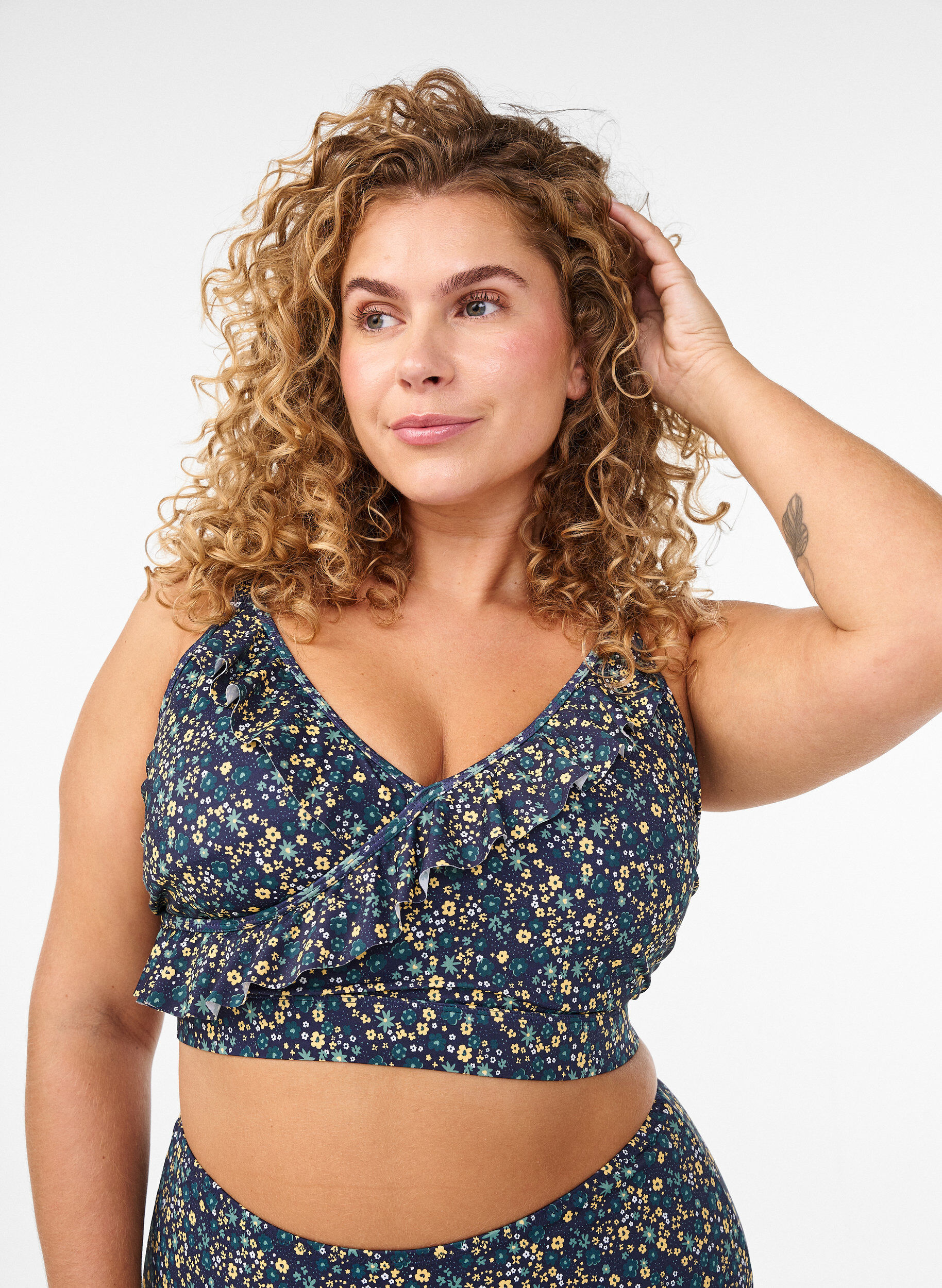 Gebl&uuml;mtes Bikinioberteil mit R&uuml;schendetails, Petrol, Model