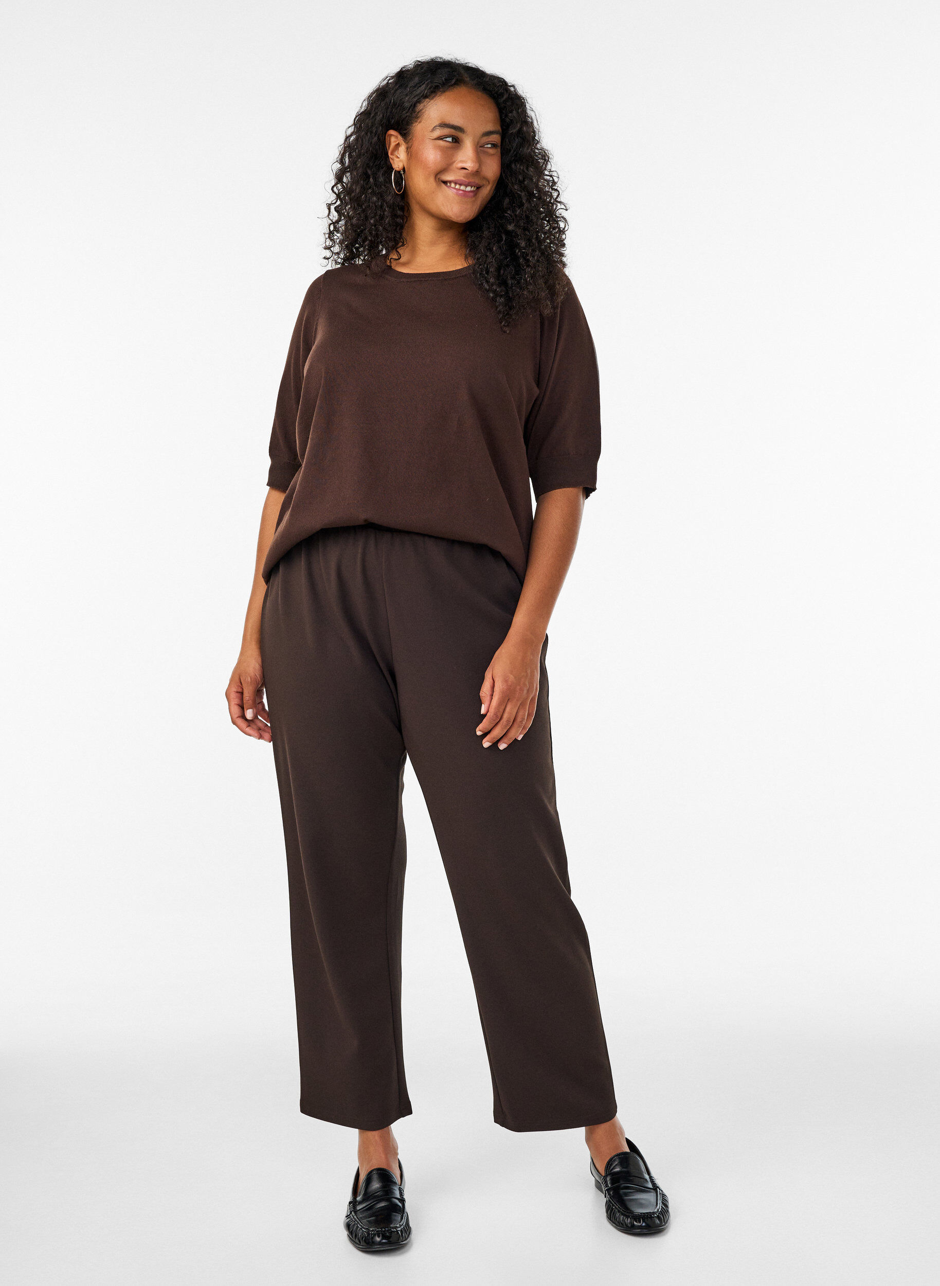 Fein gestrickte Bluse mit kurzen &Auml;rmeln, Braun, Model