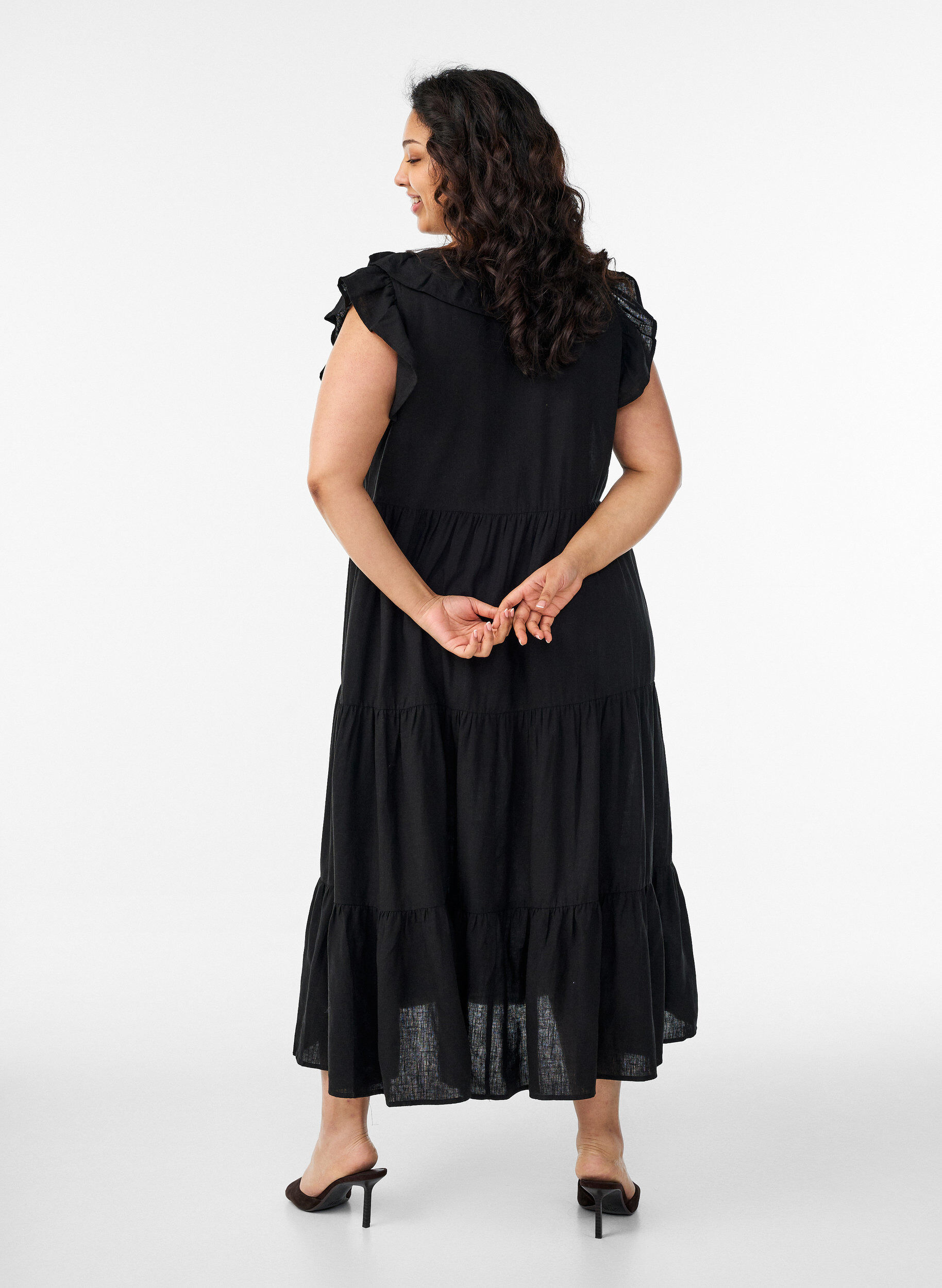 Zizzi&Auml;rmelloses Midikleid aus Leinen und Viskose mit R&uuml;schen, Schwarz, Model image number 1