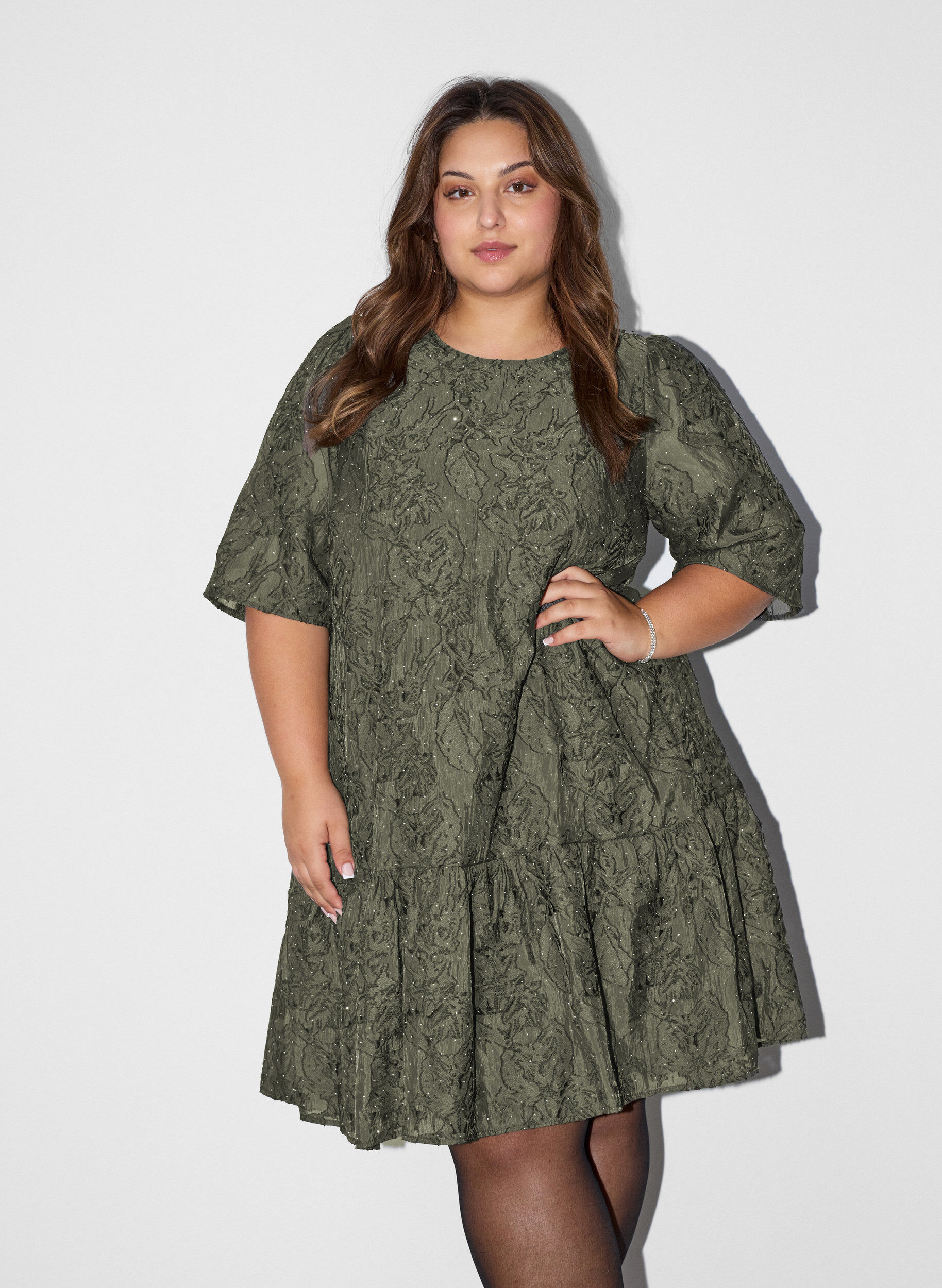 Jacquardkleid mit funkelnden Details und Puff&auml;rmeln, Gr&uuml;n, Model