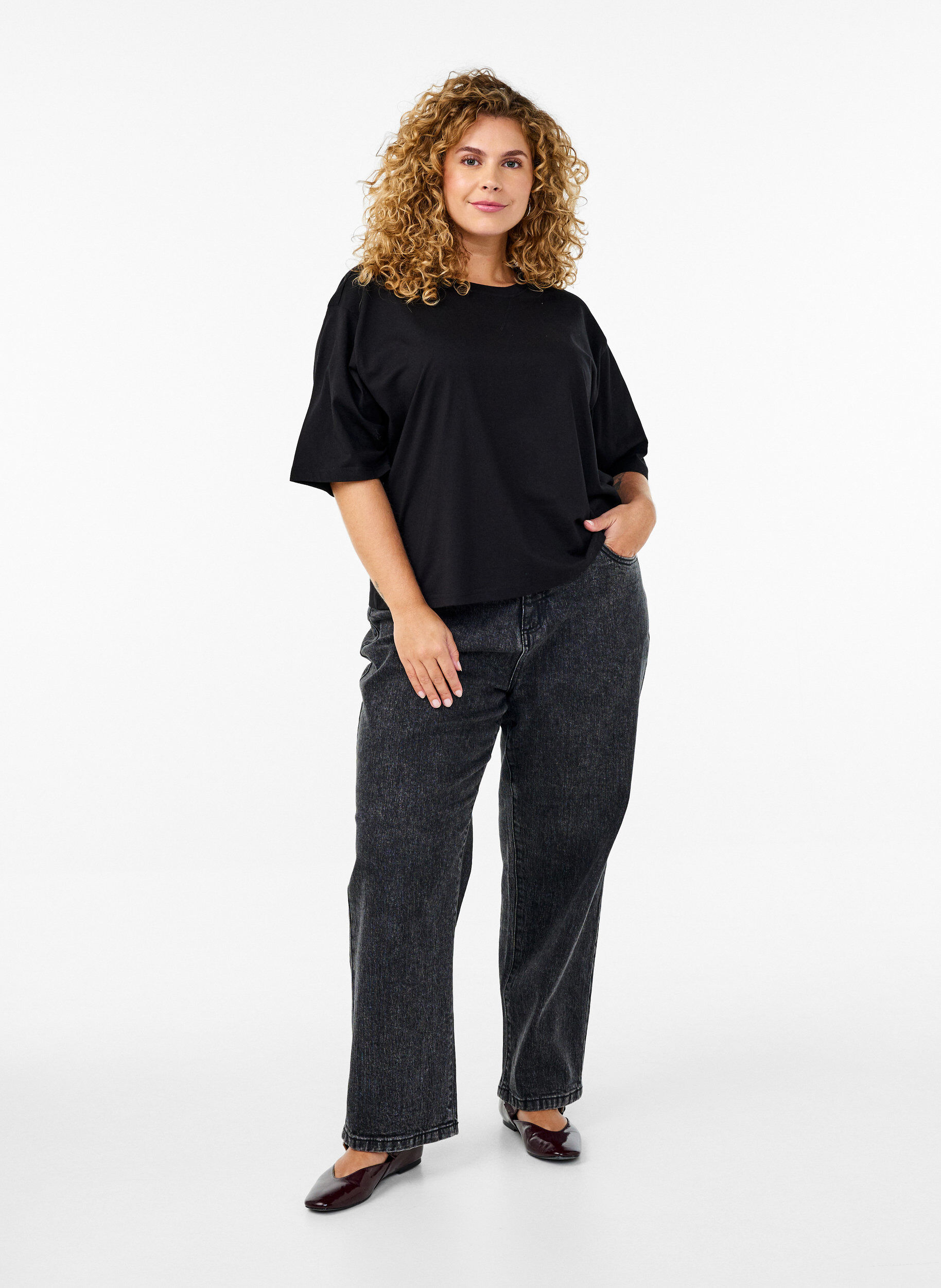 ZizziBoxy T-Shirt aus Bio-Baumwolle., Schwarz, Model image number 1