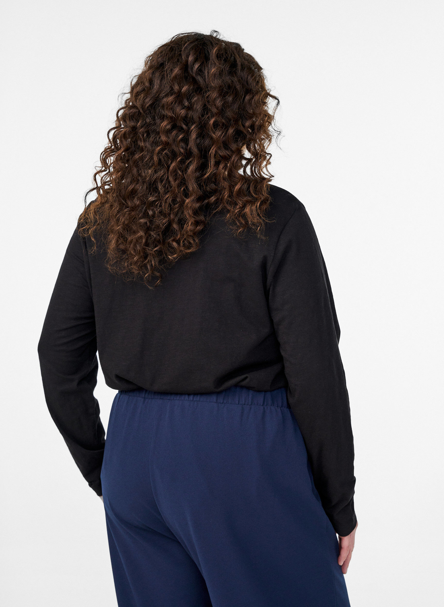 ZizziLangarmshirt mit V-Ausschnitt und Kn&ouml;pfen, Schwarz, Model image number 2