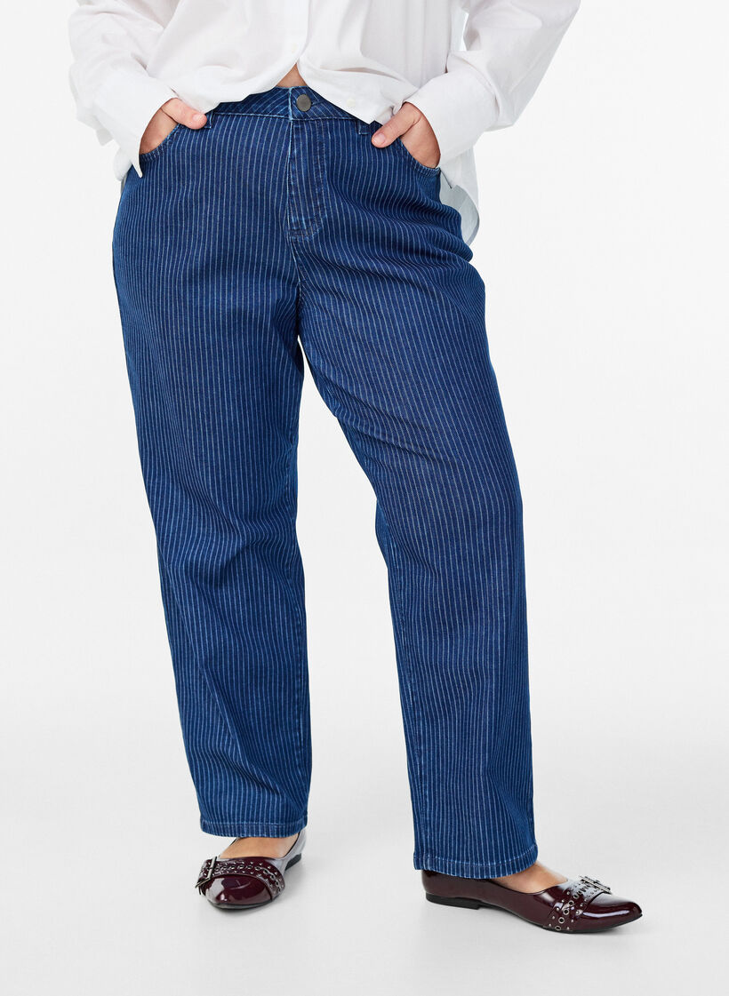 Nadelstreifenjeans mit gerader Passform, Blau, Model