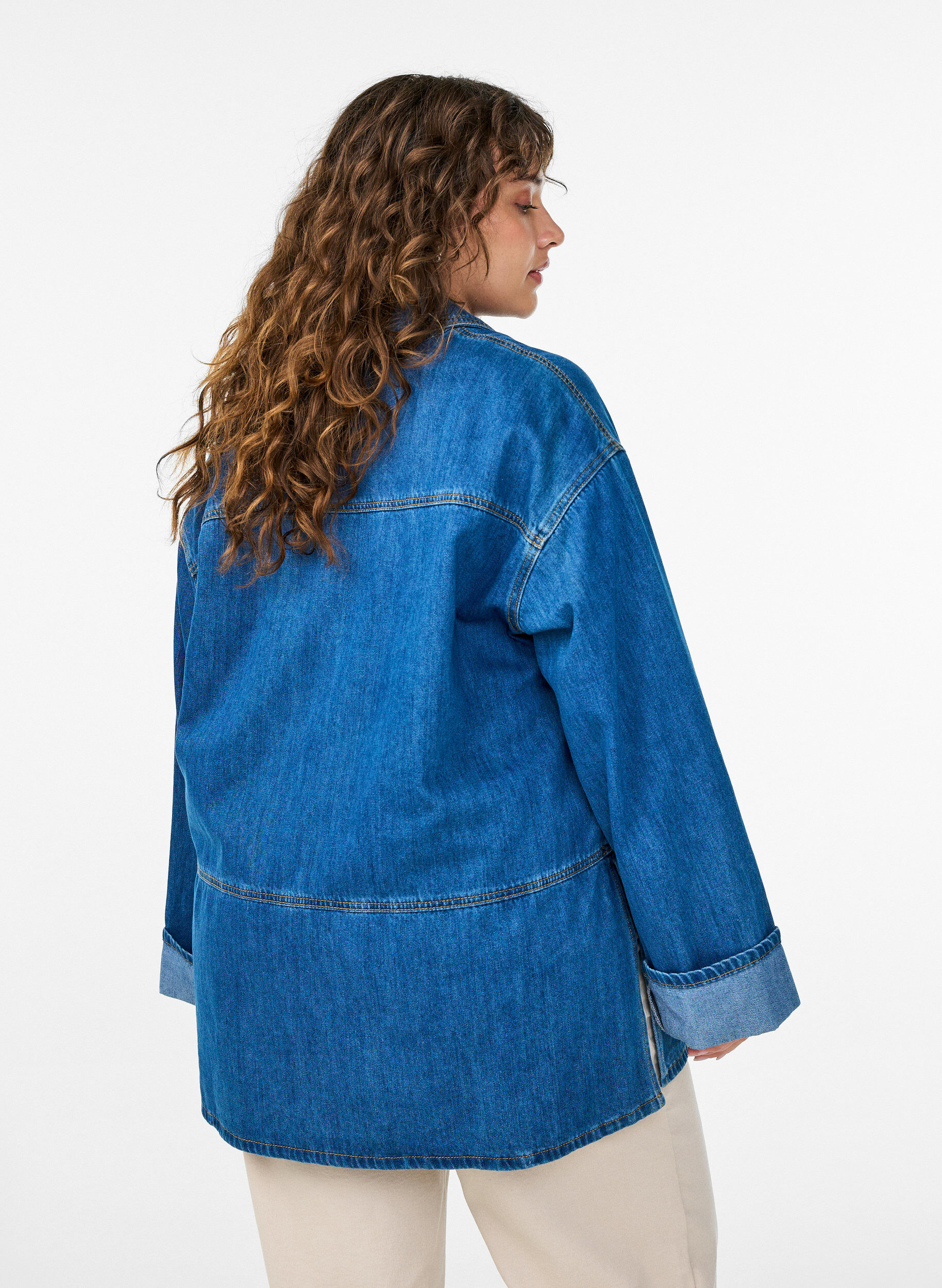 ZizziLockere Bluse aus Denim mit Kragen und Knopfleiste, Blau, Model image number 2