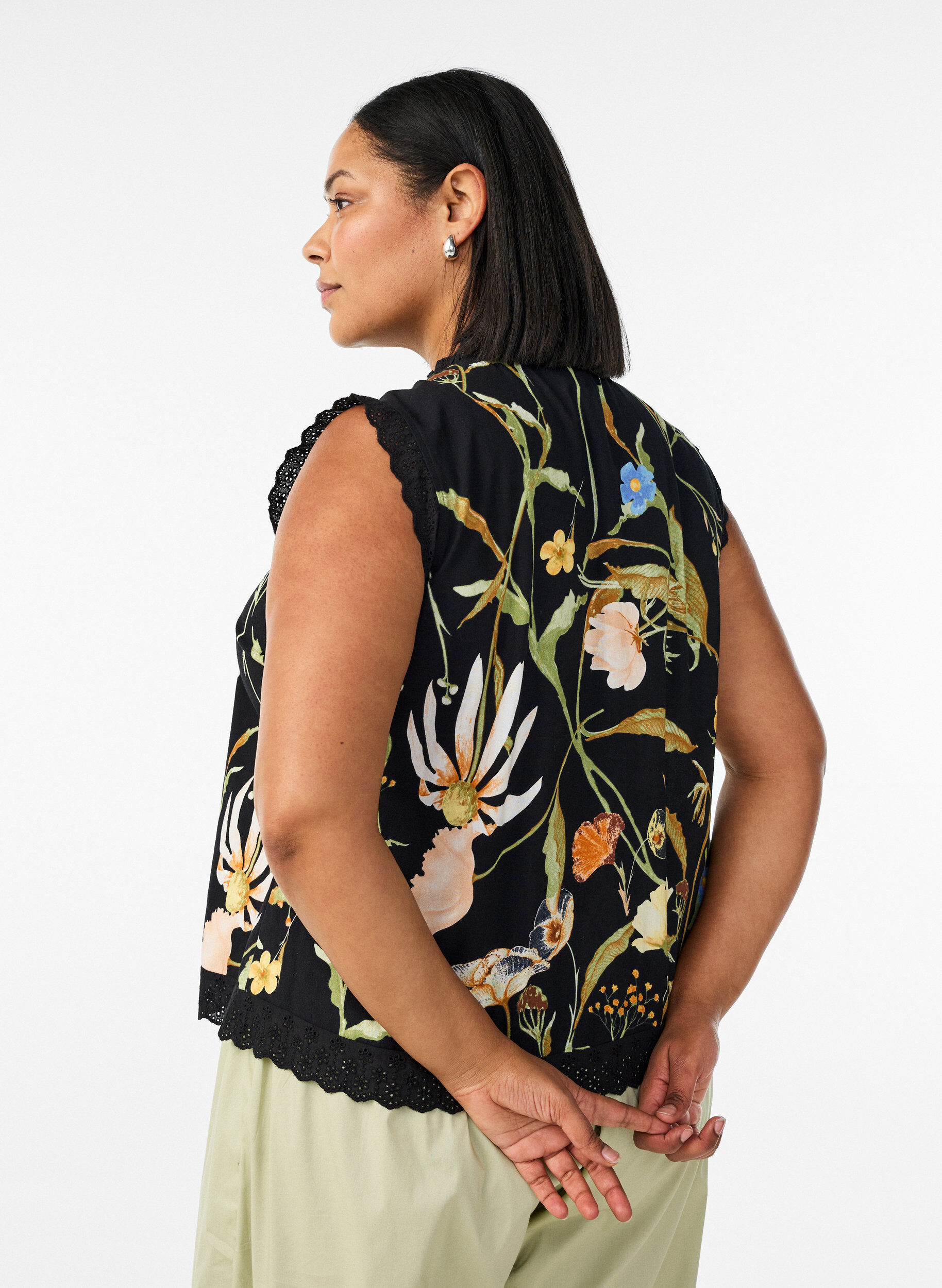 Zizzi&Auml;rmellose Bluse aus Baumwolle mit Blumenprint und Broderie Anglaise, Schwarz, Model image number 2