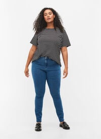 Hochtaillierte Super Slim Amy Jeans, Mid Blue, Model