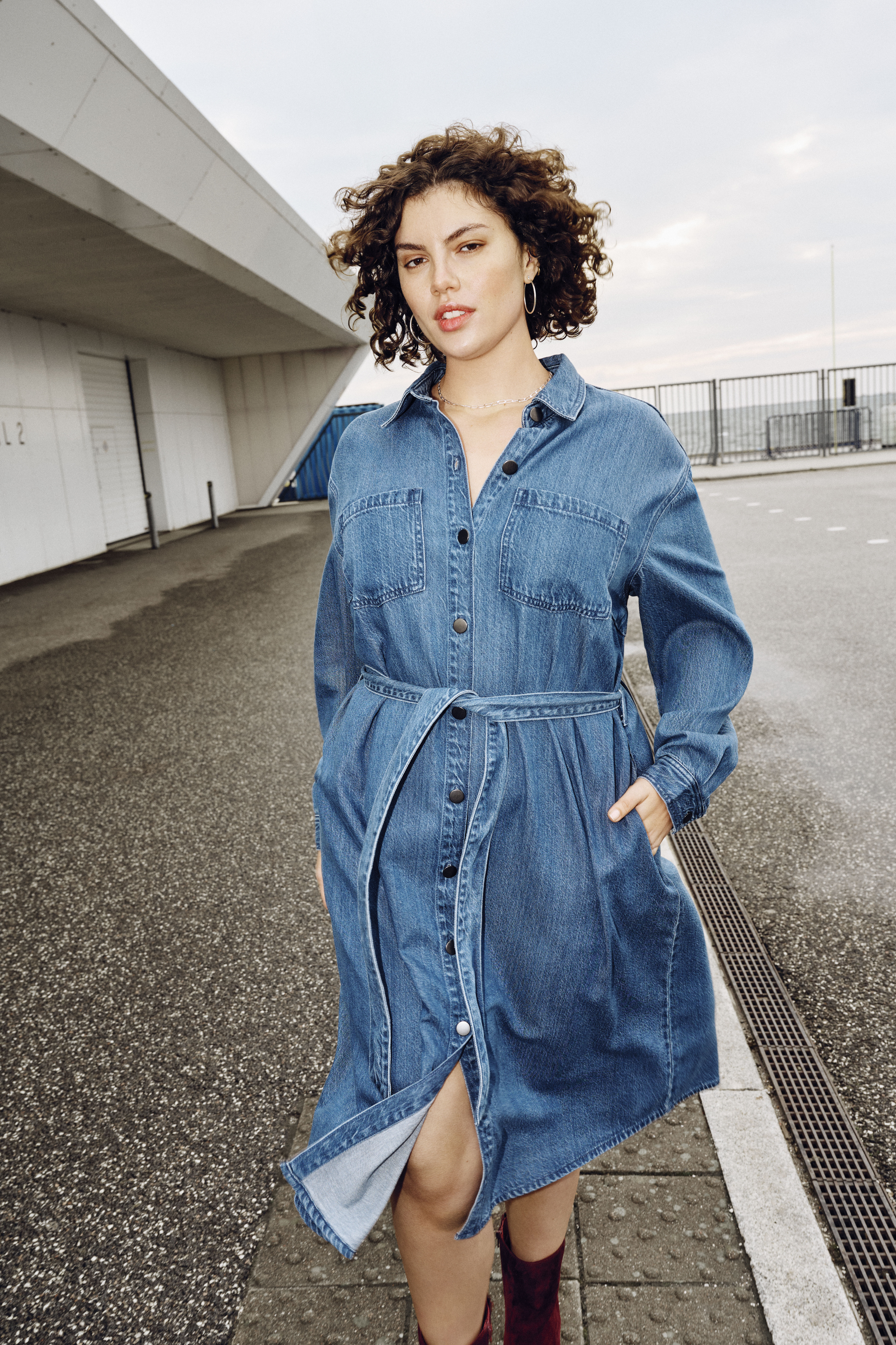 ZizziDenimkleid mit Bindeband, , Model