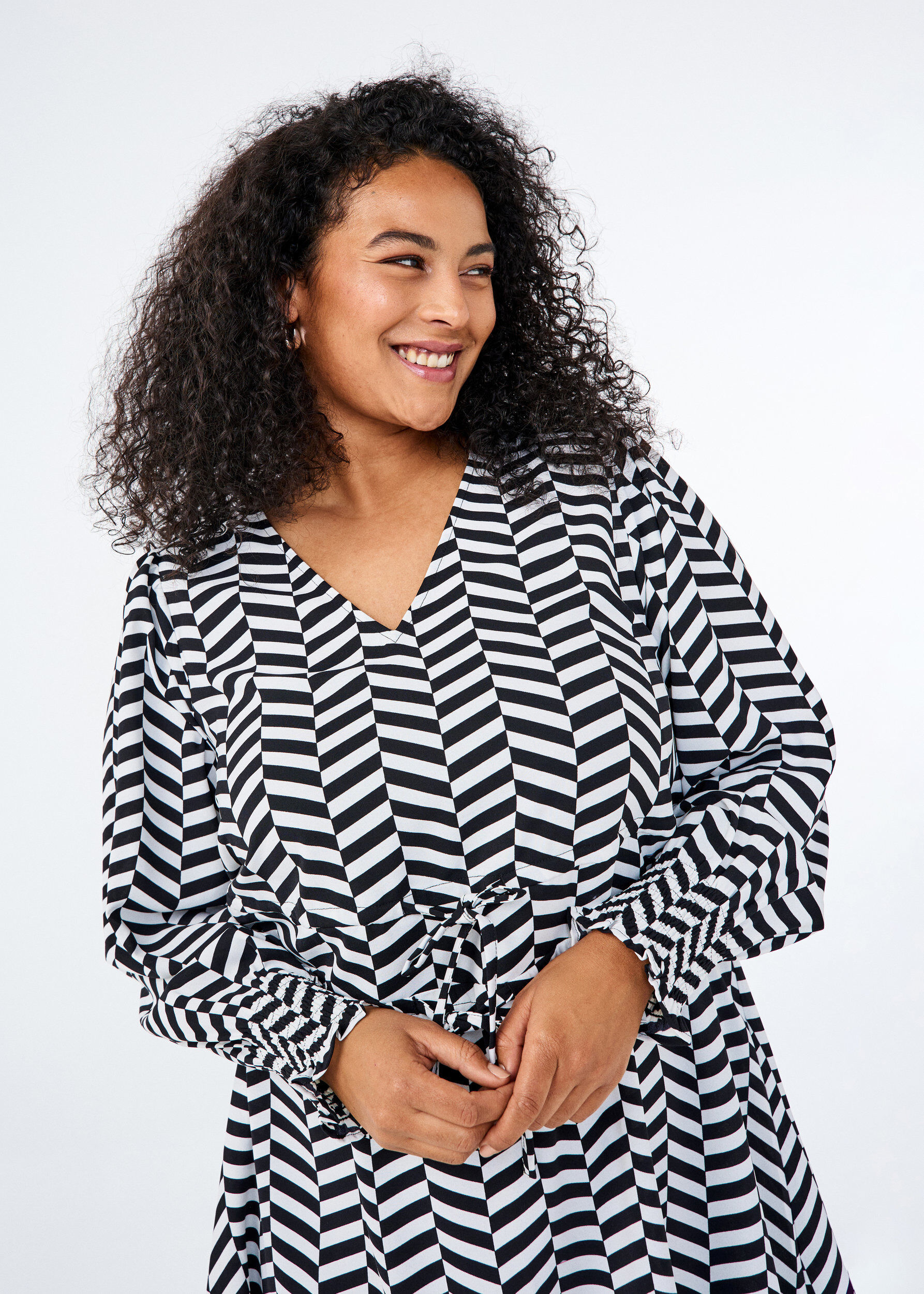 ZizziKleid mit Bindeg&uuml;rtel in der Taille, Schwarz, Image image number 0