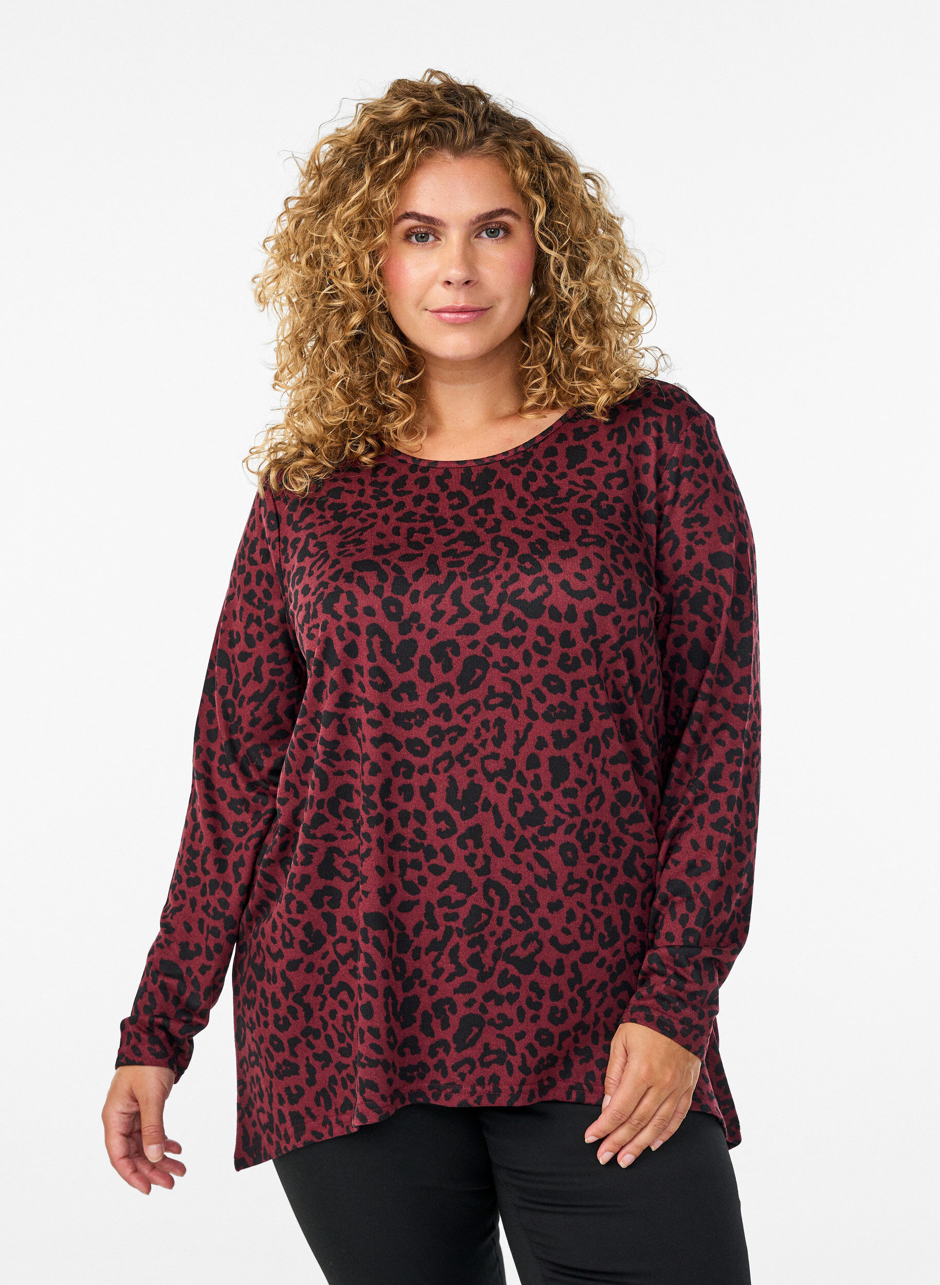Bluse mit Leopardenmuster und langen &Auml;rmeln, Dunkles Bordeaux, Model