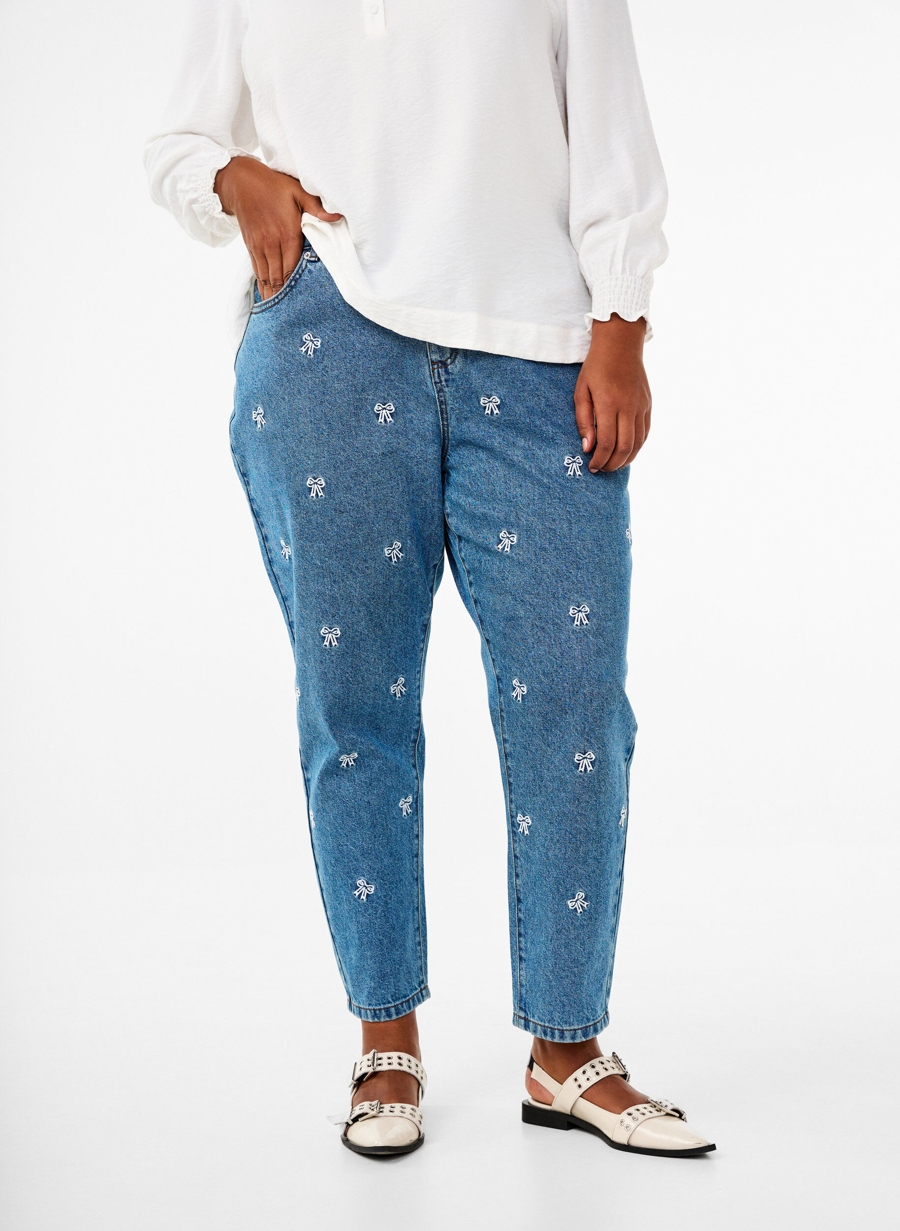 ZizziMille Mom Fit Jeans mit Stickerei, Blau, Model image number 2