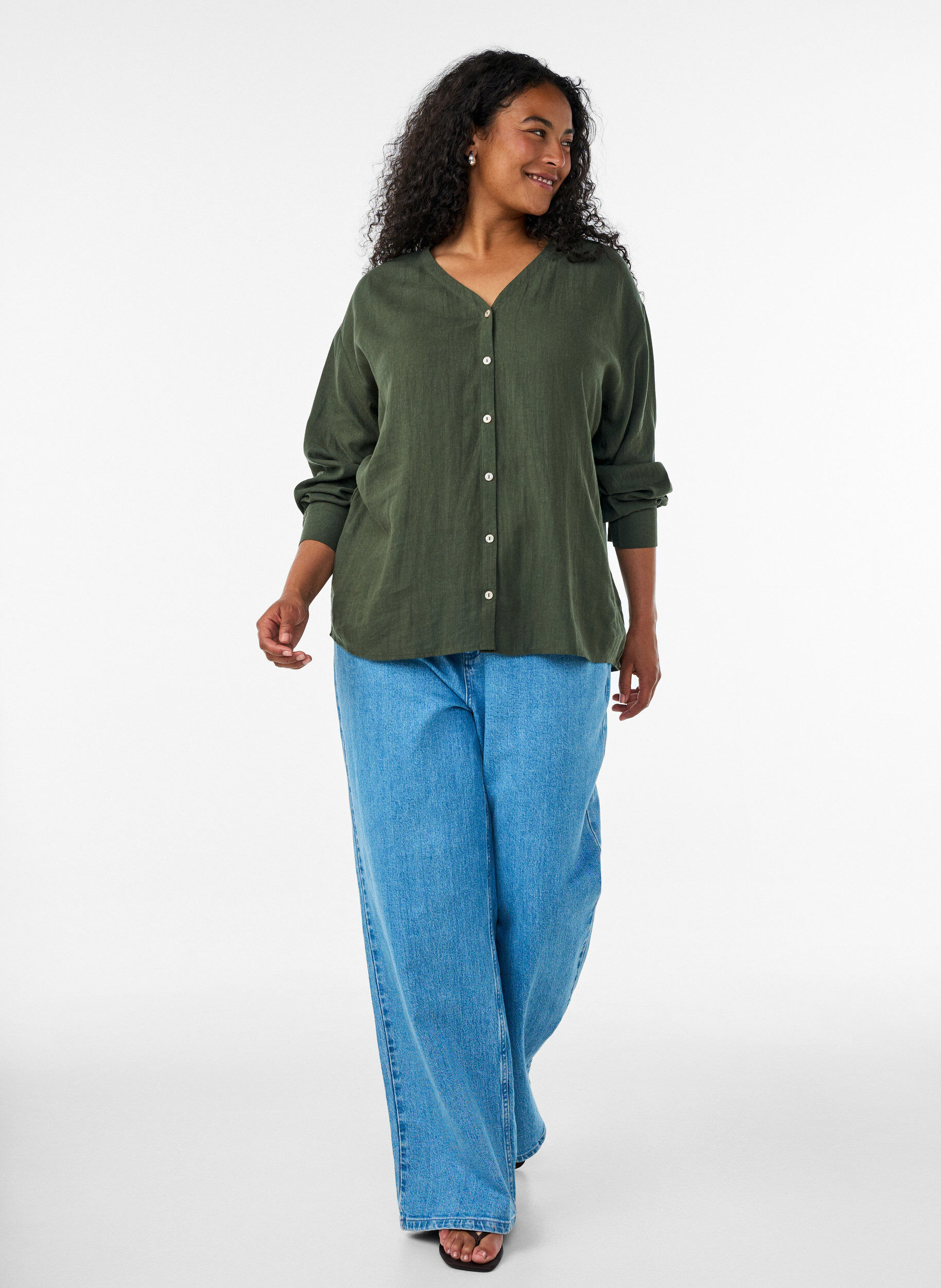 ZizziBluse aus Leinen und Viskose mit V-Ausschnitt, Gr&uuml;n, Model image number 1