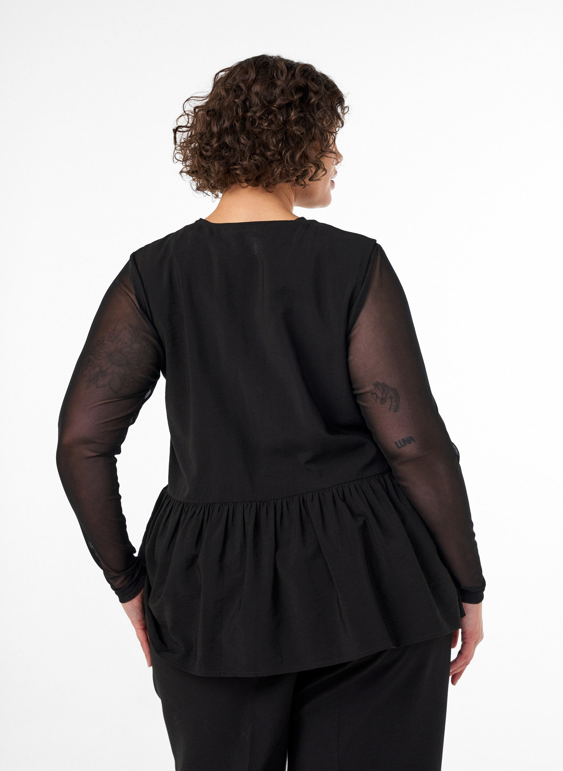 Zizzi&Auml;rmellose Sch&ouml;&szlig;chenbluse mit dekorativen Kn&ouml;pfen, Schwarz, Model image number 2