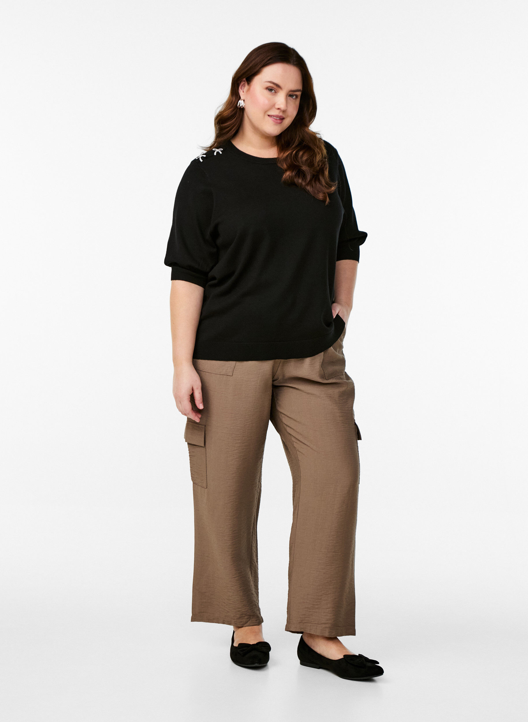 ZizziStrickbluse mit kurzen &Auml;rmeln und kleinen Schleifen, Schwarz, Model image number 1