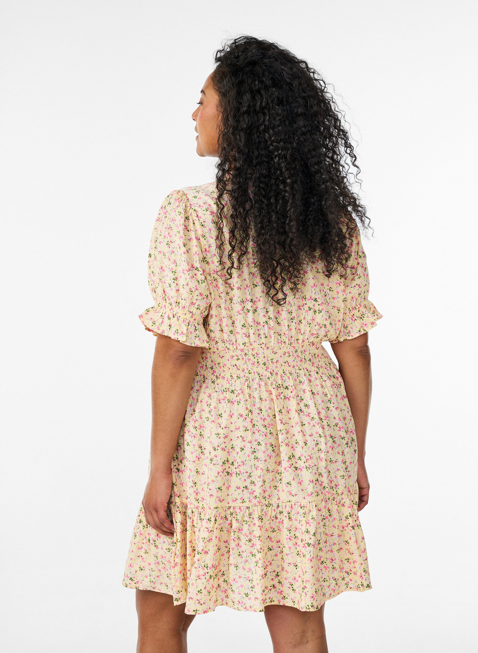 ZizziKurzes Kleid aus Viskose mit R&uuml;schendetails, Gelb, Model image number 2