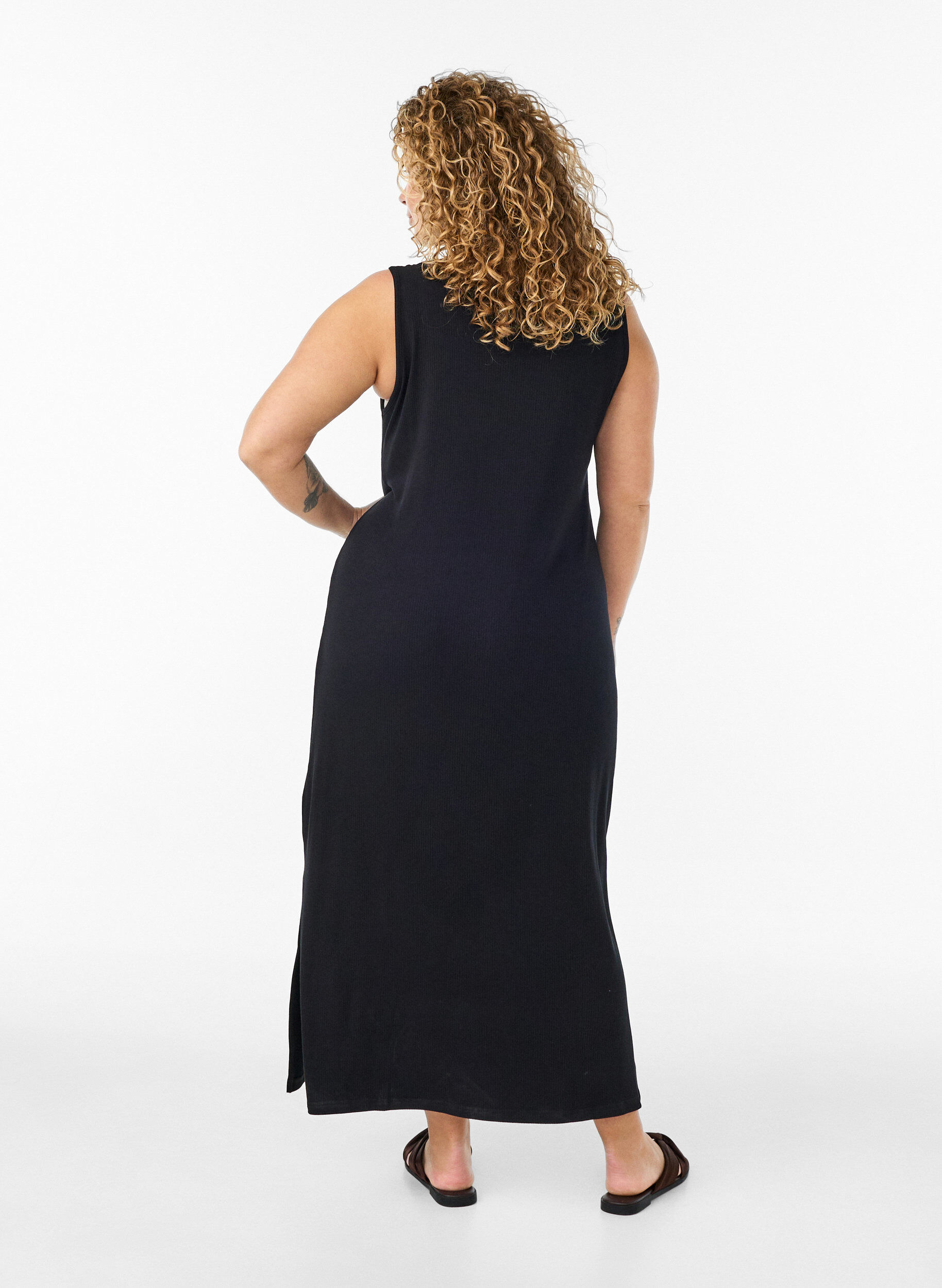 Zizzi&Auml;rmelloses geripptes Kleid aus Viskose, Schwarz, Model image number 1