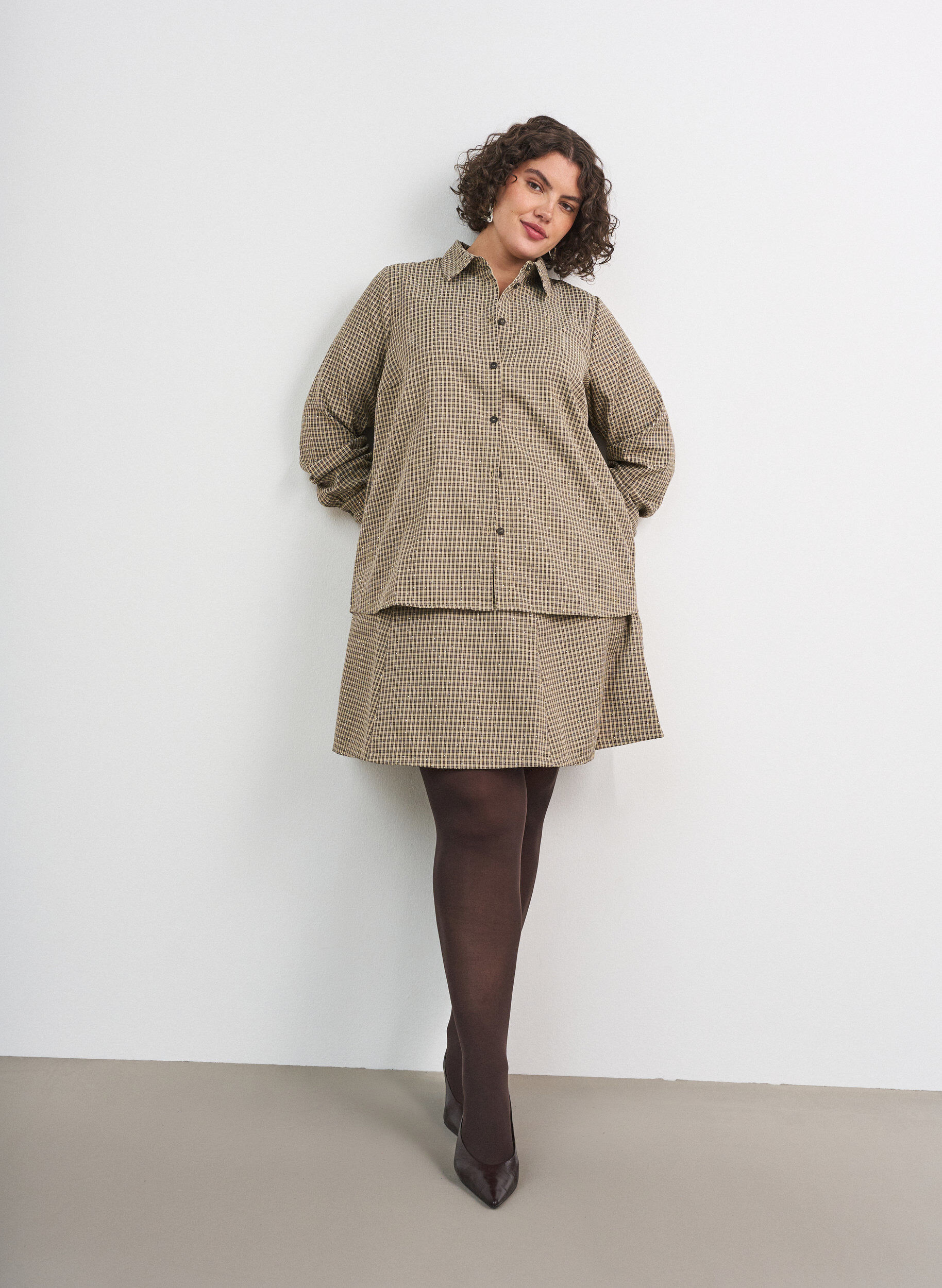 ZizziBluse mit kleinem Karomuster und Strasssteinen, Braun, Model image number 1