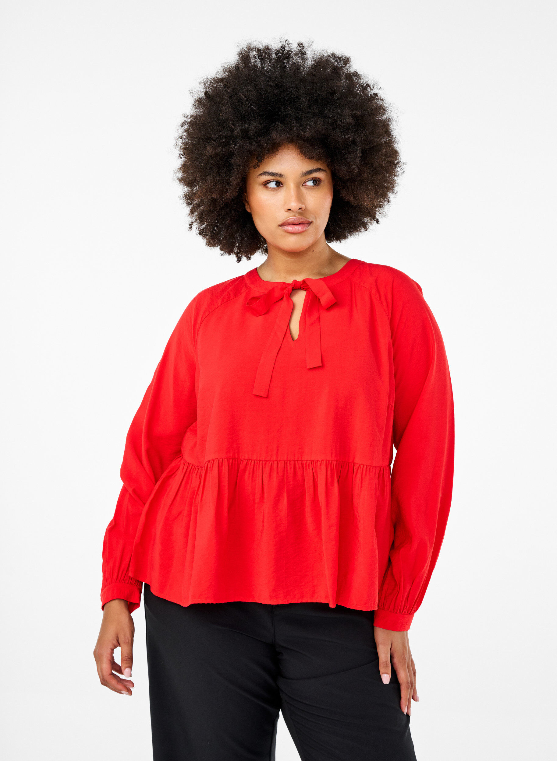 Bluse mit Schleife und langen &Auml;rmeln, Rot, Model