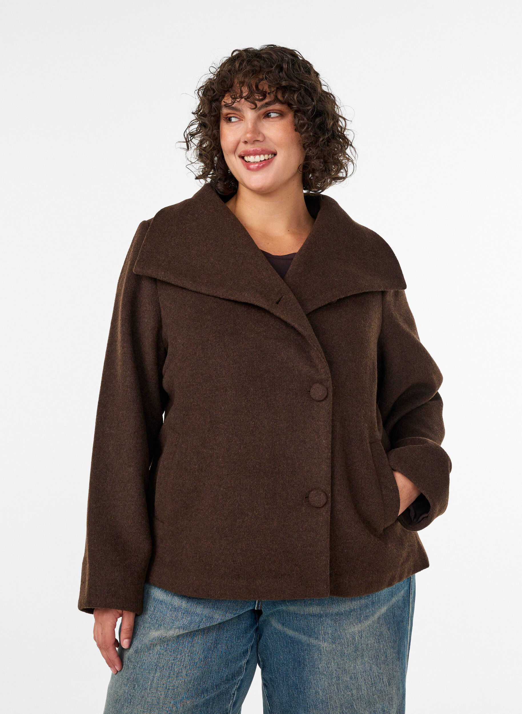 ZizziKurze Jacke mit asymmetrischer Knopfleiste, Braun, Model image number 0