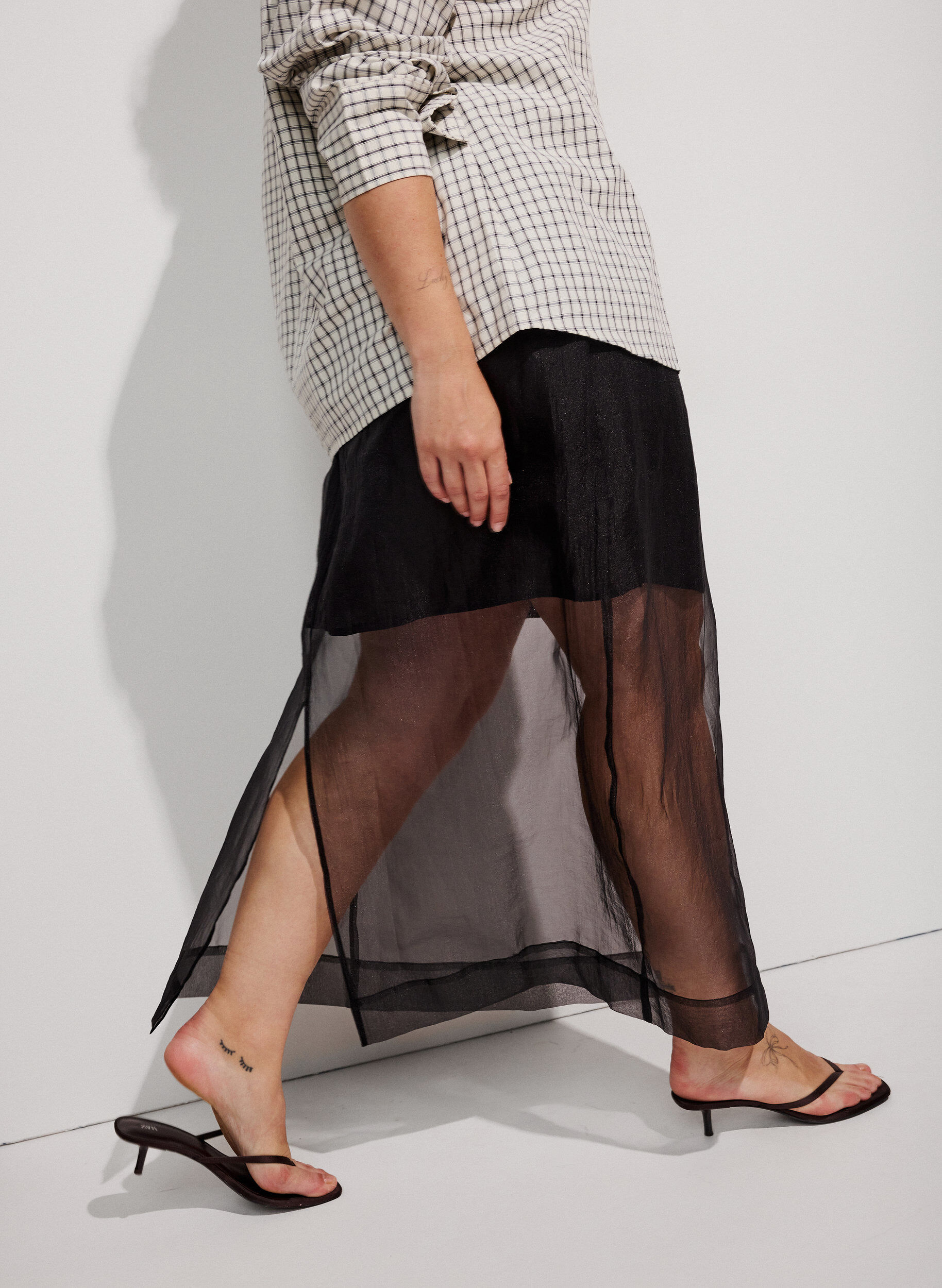 Langer Rock in Organza-Optik, Schwarz, Model