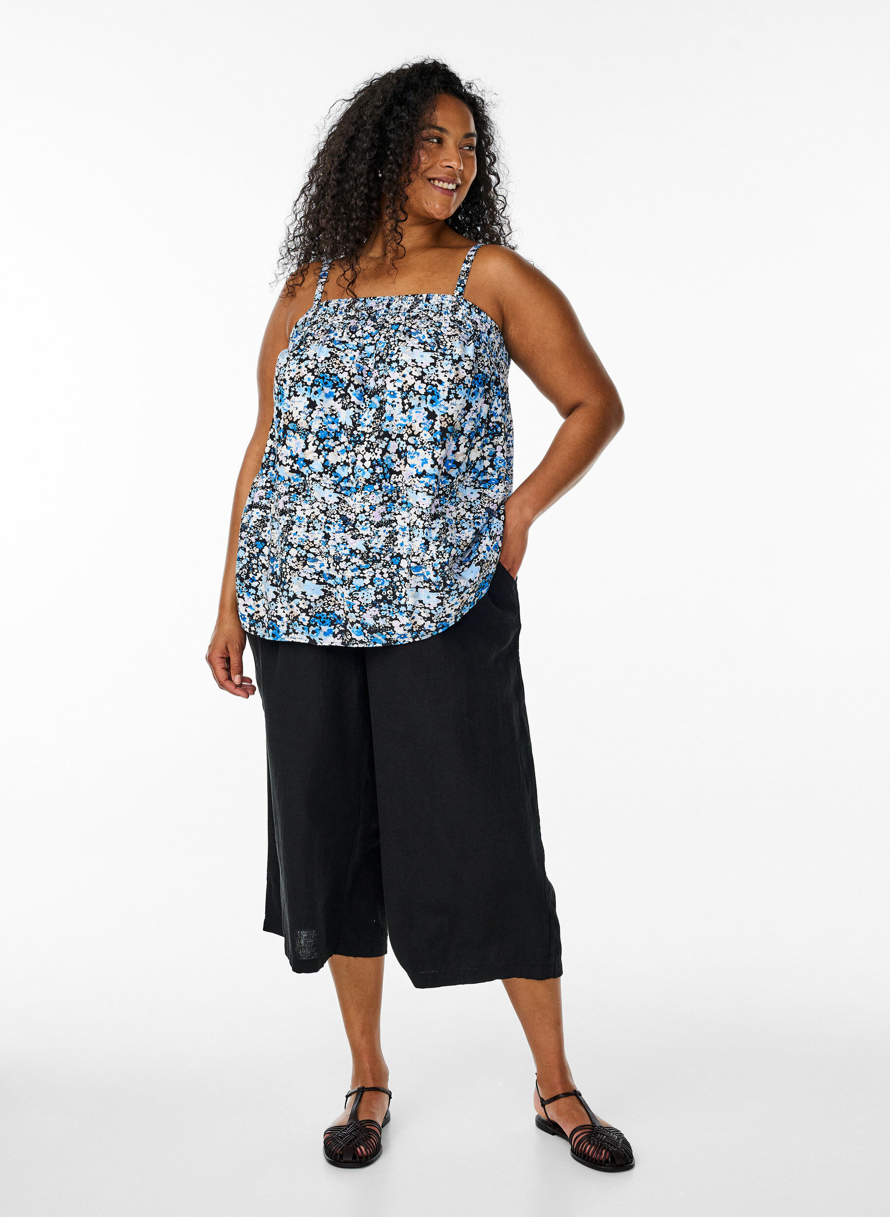 ZizziViskose-Top mit schmalen Tr&auml;gern., Schwarz, Model image number 1