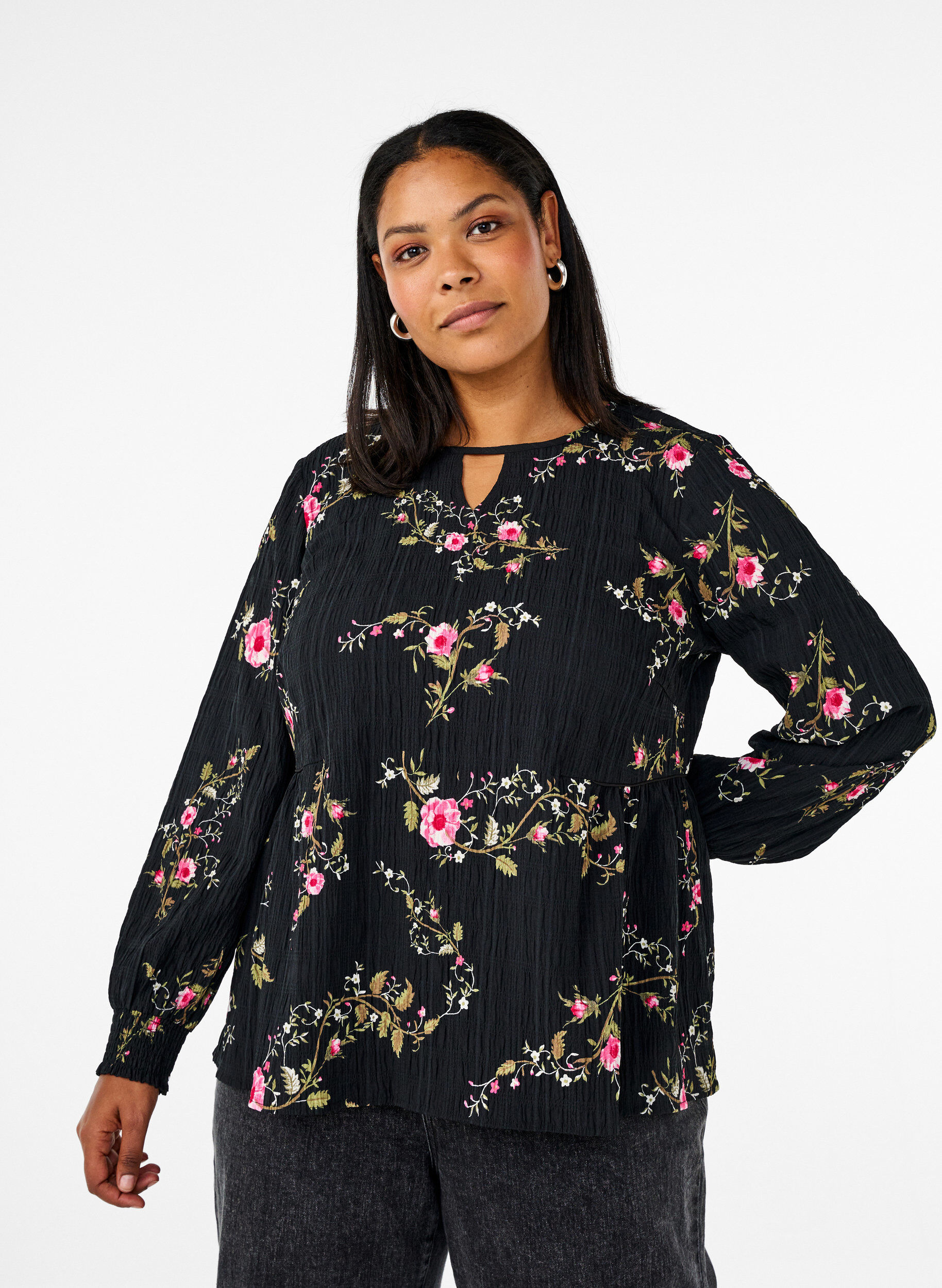ZizziLang&auml;rmelige Bluse mit gebl&uuml;mtem Muster, Schwarz, Model image number 0