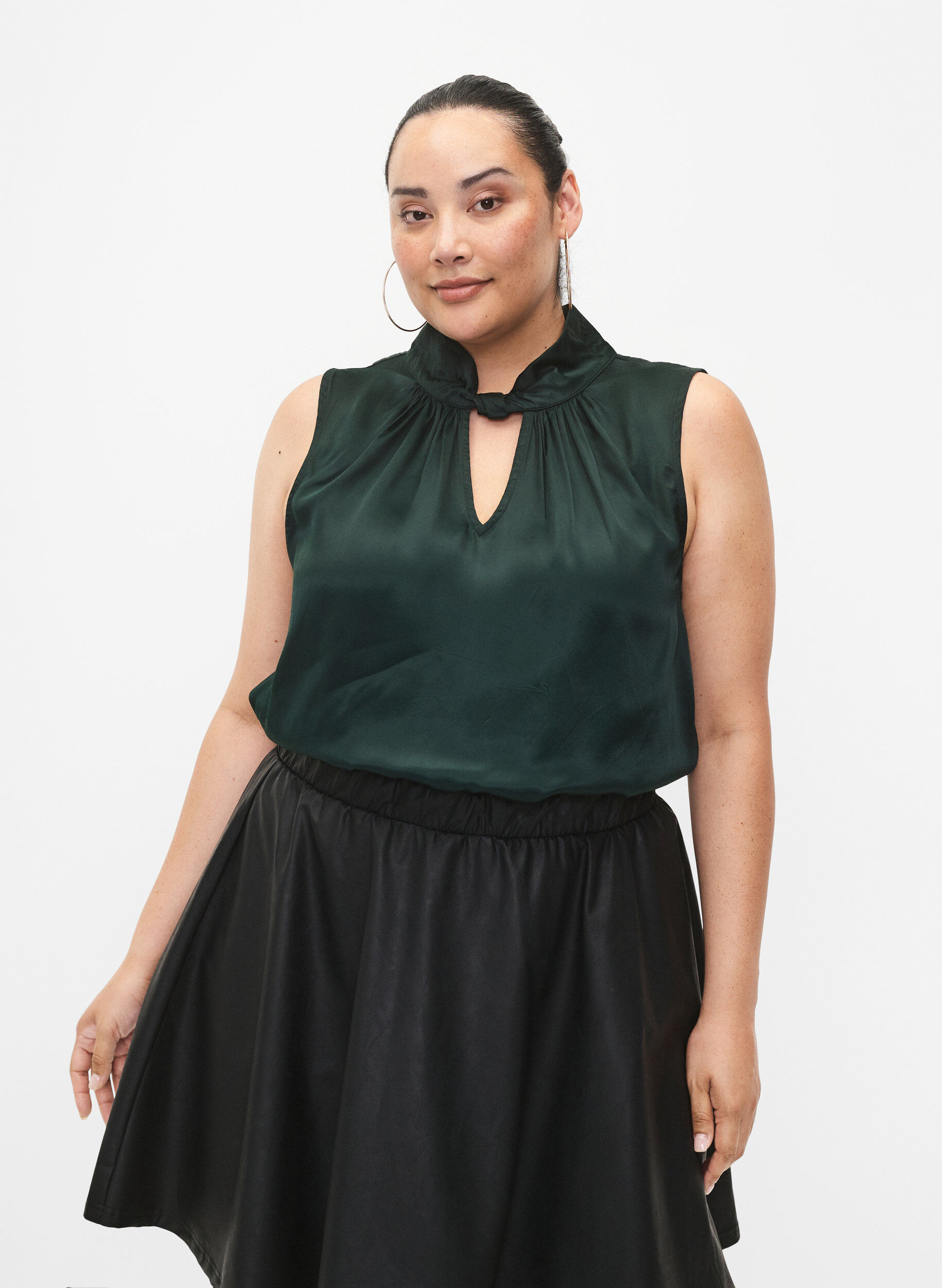 Zizzi&Auml;rmelloses Top aus Viskose mit Detail, Scarab, Model image number 0