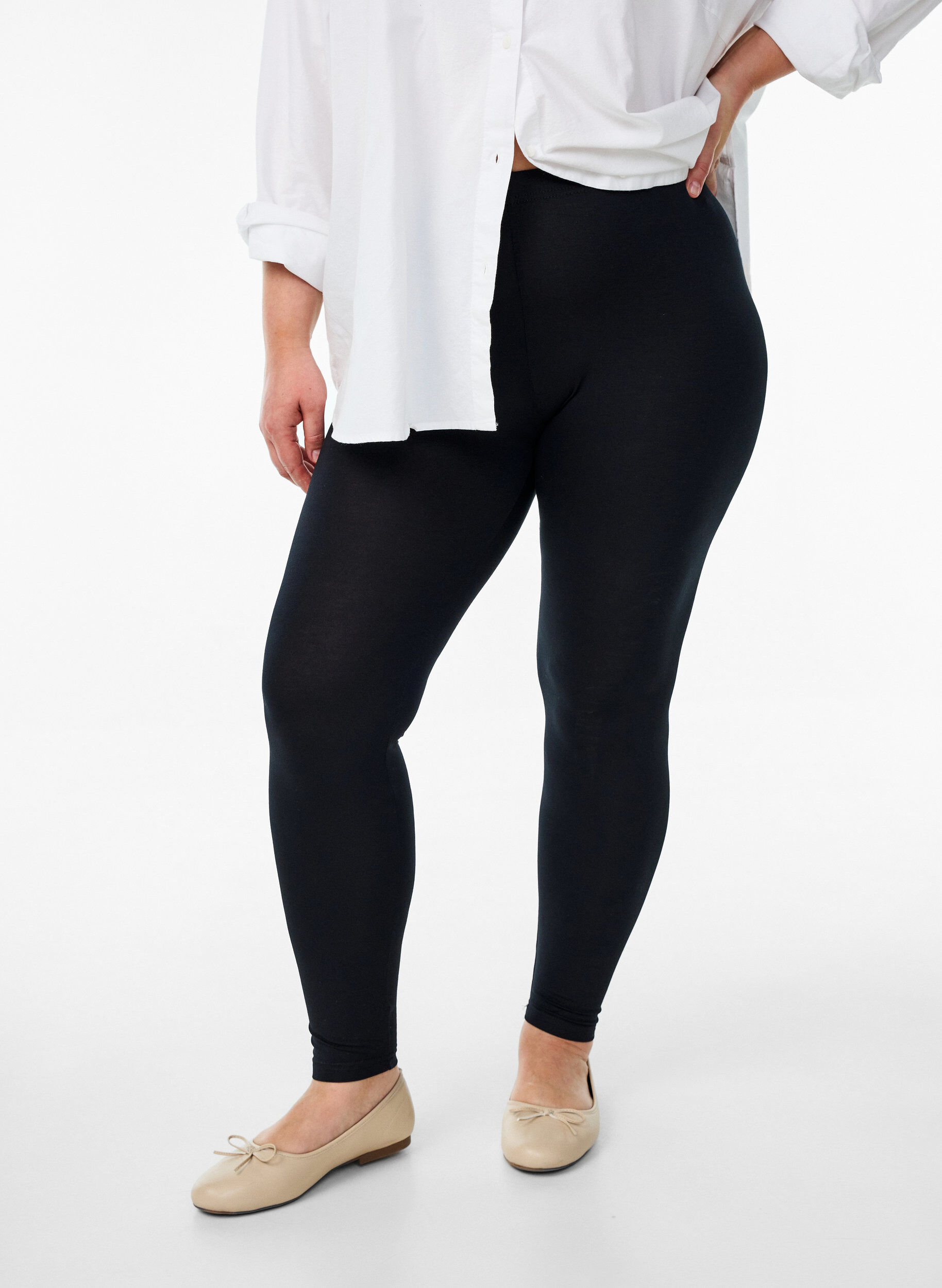 Basic-Leggings aus Viskose, Schwarz, Model