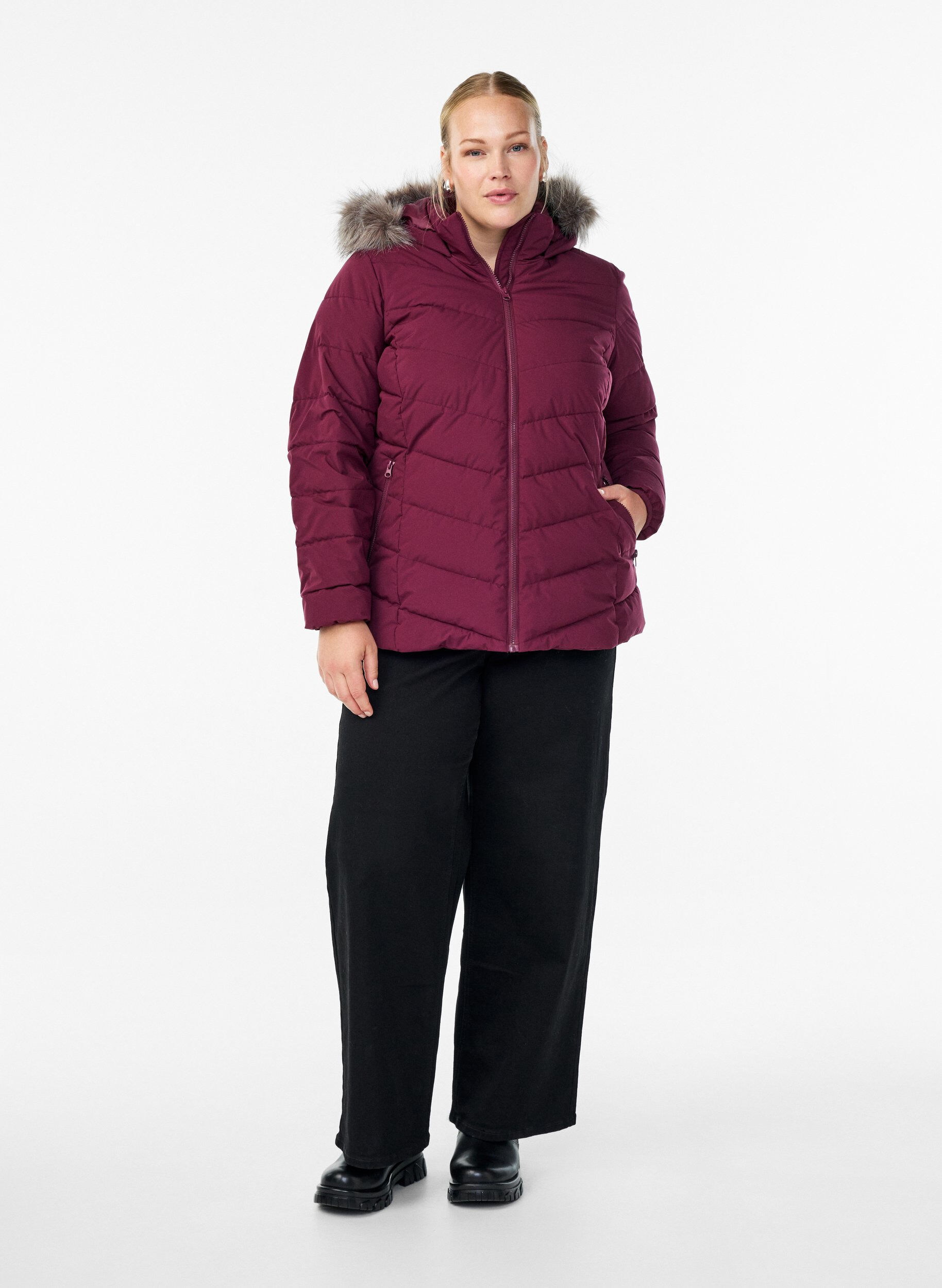 ZizziKurze Steppjacke mit Kapuze, Dunkles Bordeaux, Model image number 1