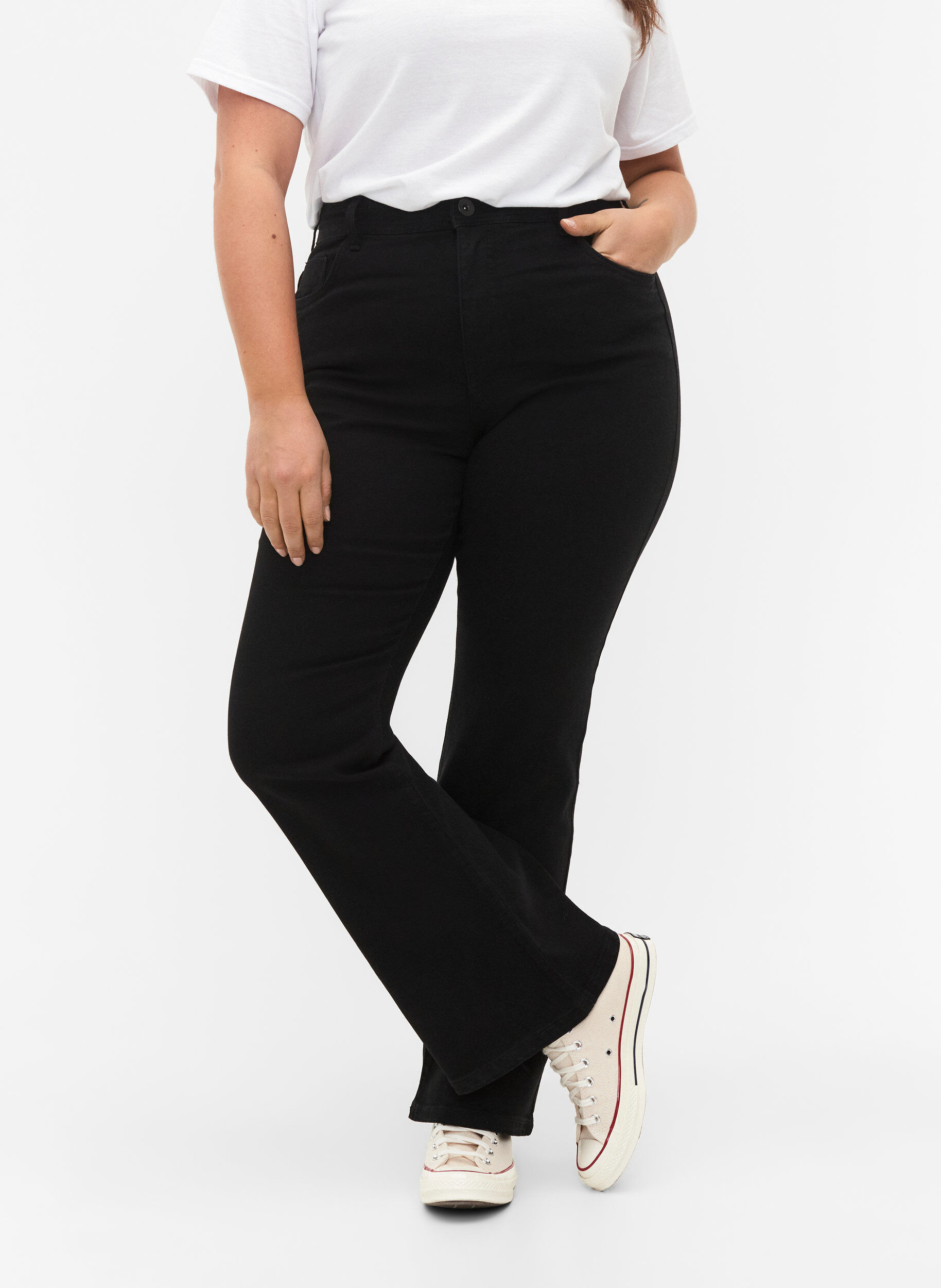 ZizziHoch taillierte Jeans mit Bootcut, Schwarz, Model image number 2