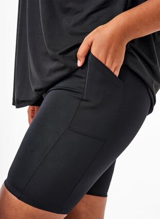 Eng anliegende kurze Hosen mit hohem Bund und Taschen, Black, Model image number 2