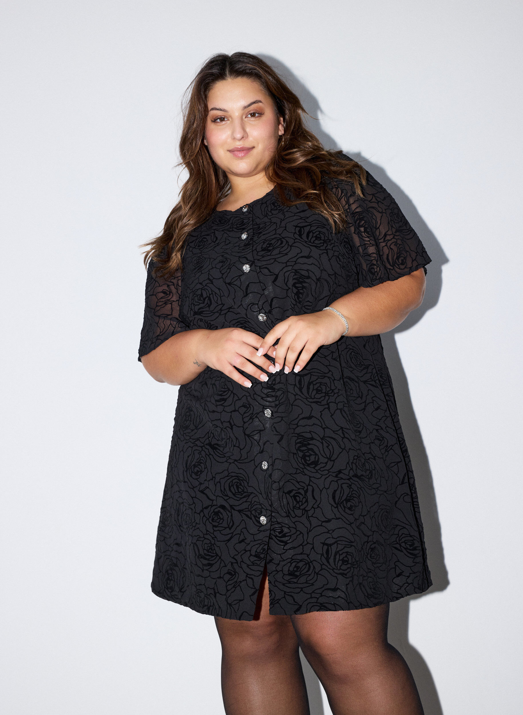 ZizziKurzes Kleid mit Rosenprint und Kn&ouml;pfen, Schwarz, Model image number 0
