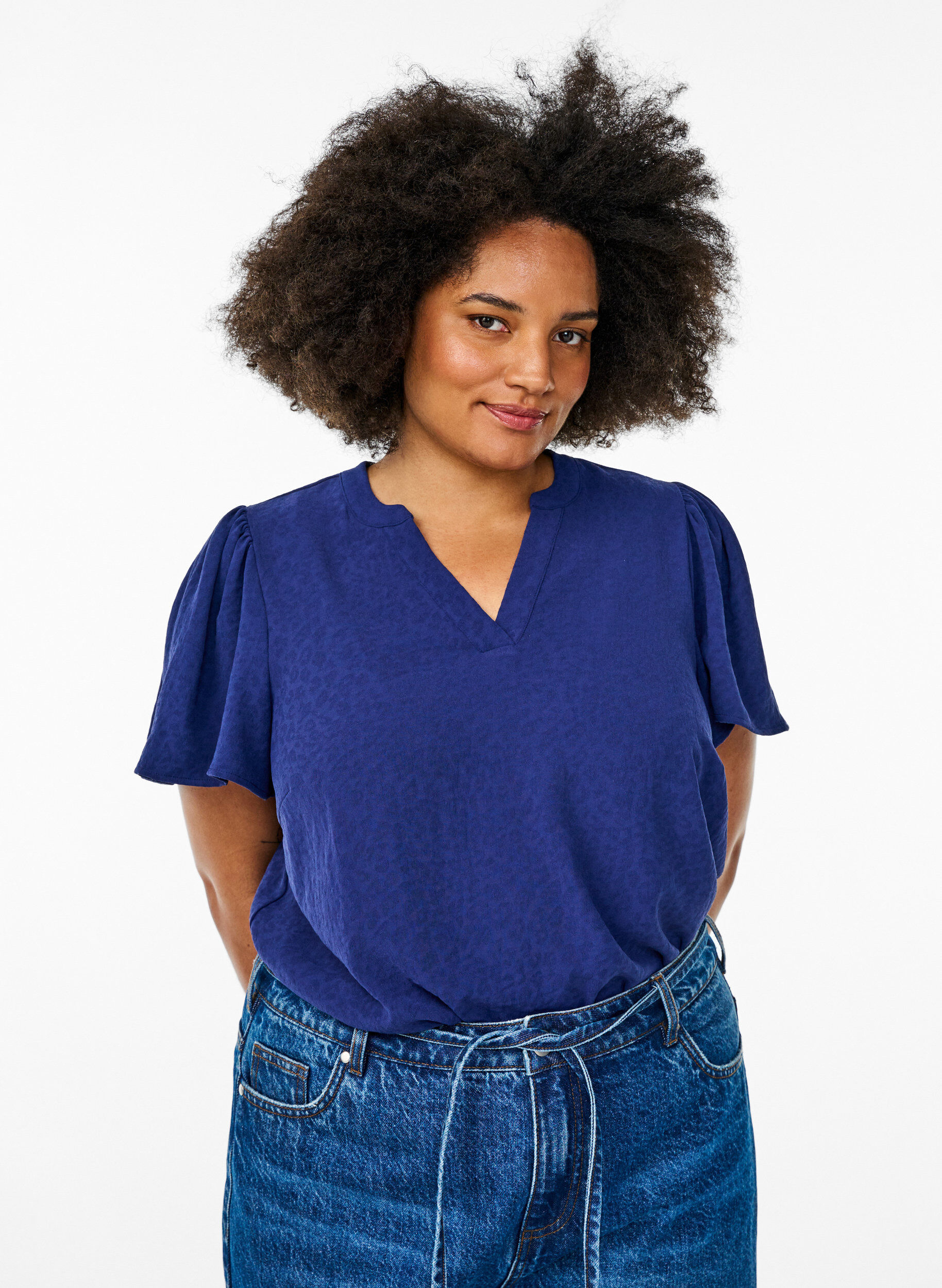 Bluse mit kurzen R&uuml;schen&auml;rmeln und V-Ausschnitt, Blau, Model
