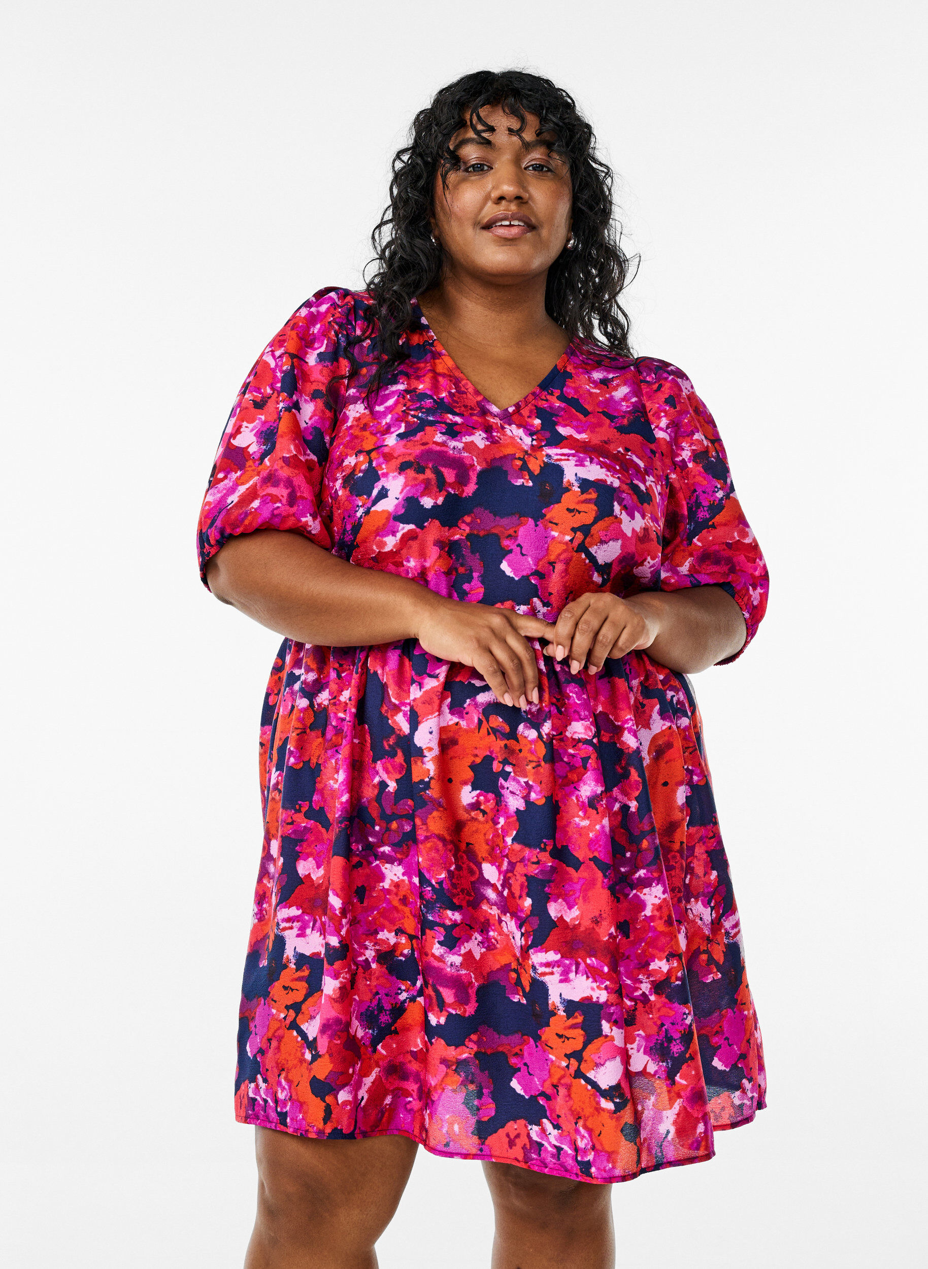 Kurzes Kleid mit Print und V-Ausschnitt, Pink, Model