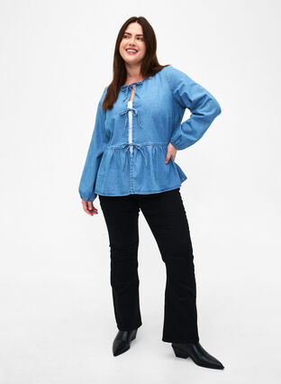 Bluse aus Denim mit Schößchen und Bindeverschluss, Light Blue Denim, Model image number 2