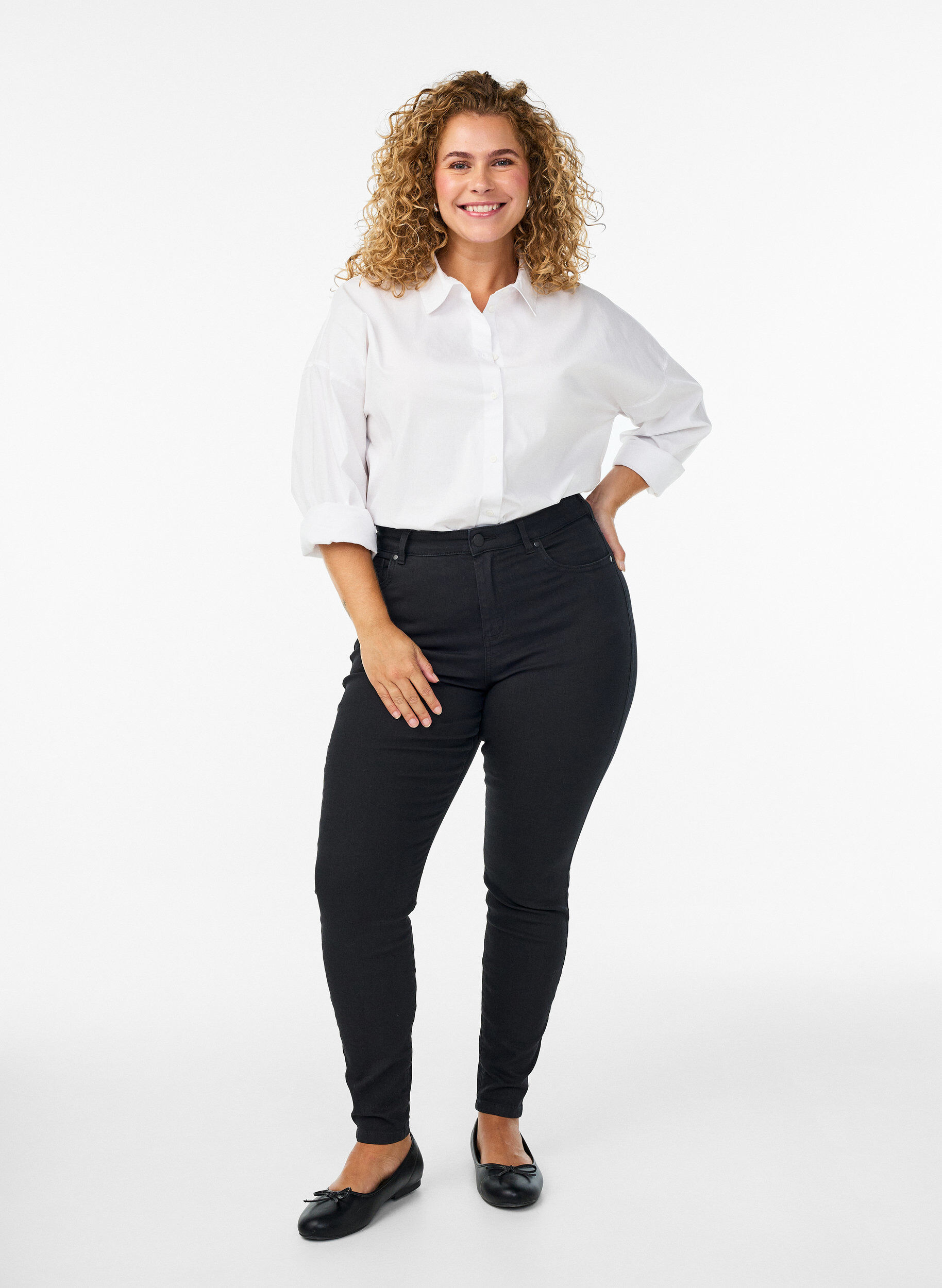 Amy Super Slim Fit Jeans mit hoher Taille, Schwarz, Model