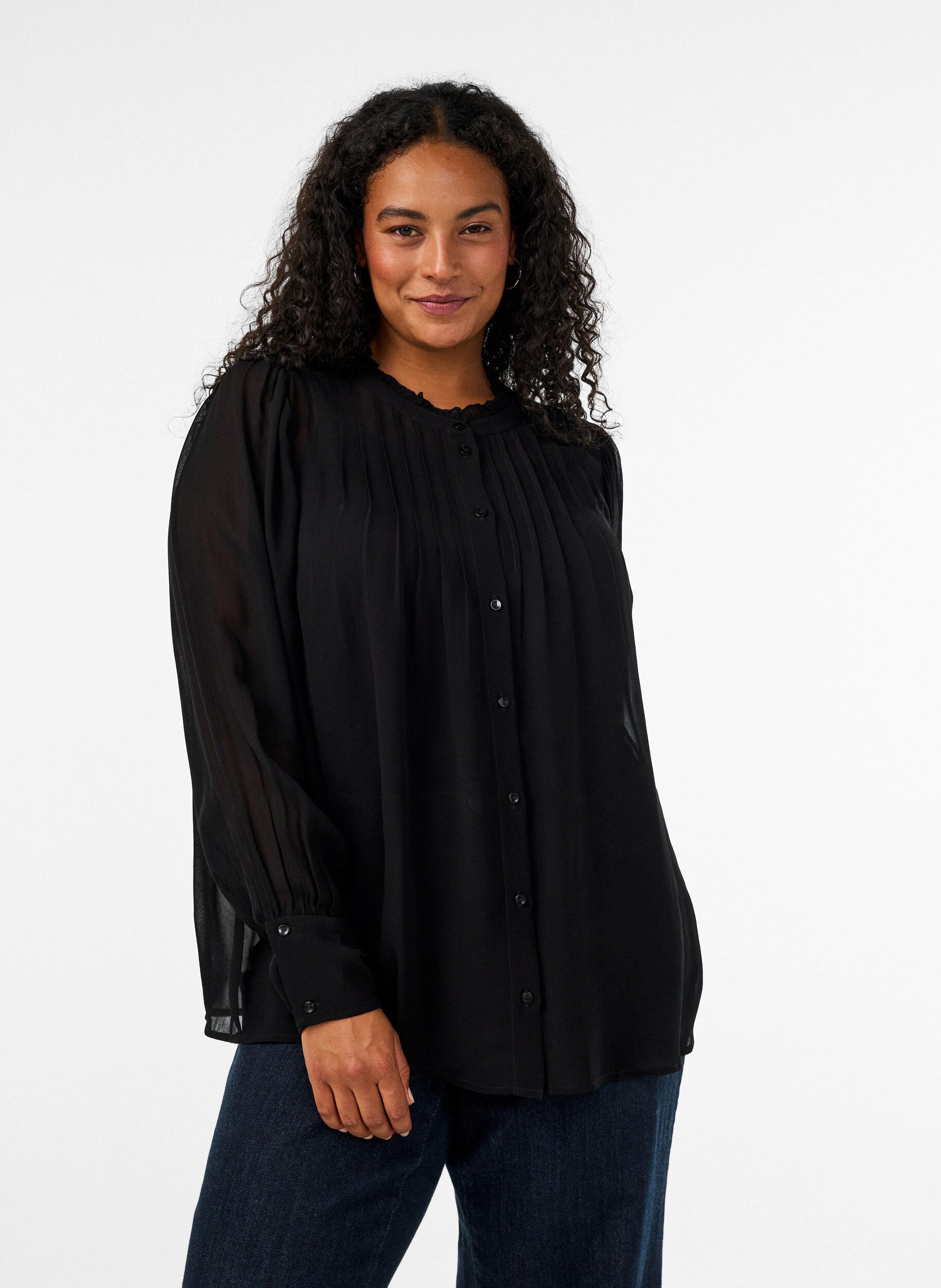 Bluse aus Viskose mit R&uuml;schenkragen, Schwarz, Model