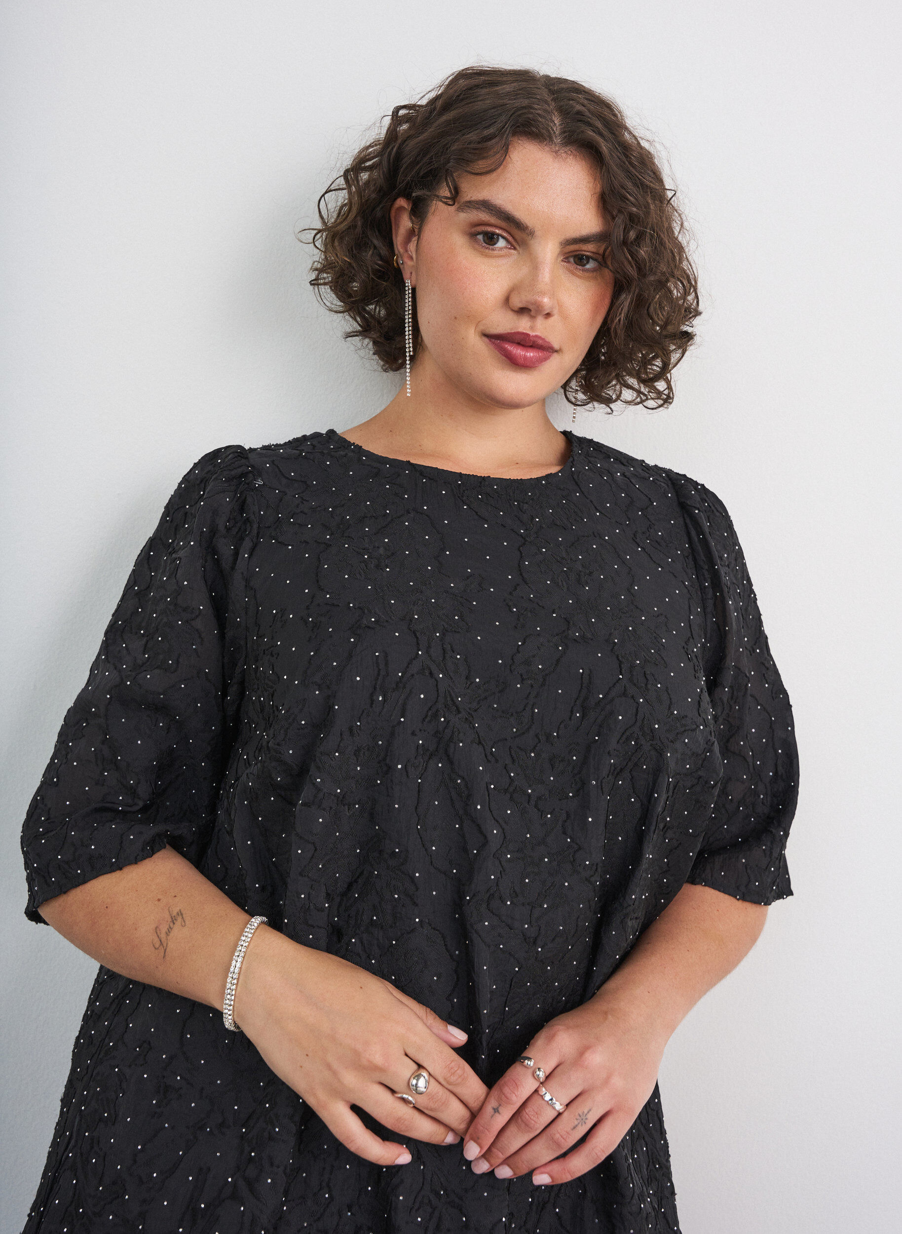 ZizziJacquardkleid mit funkelnden Details und Puff&auml;rmeln, Schwarz, Model image number 3