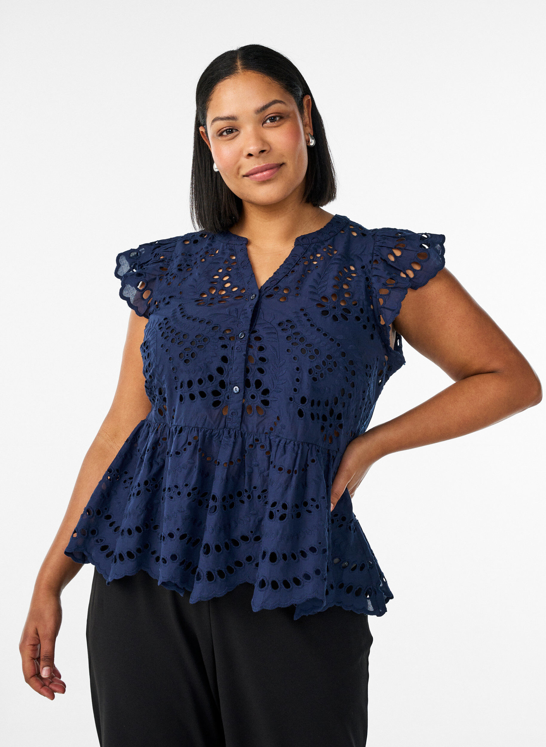 Zizzi&Auml;rmellose Bluse aus Lochstickerei mit R&uuml;schen, Blau, Model image number 0
