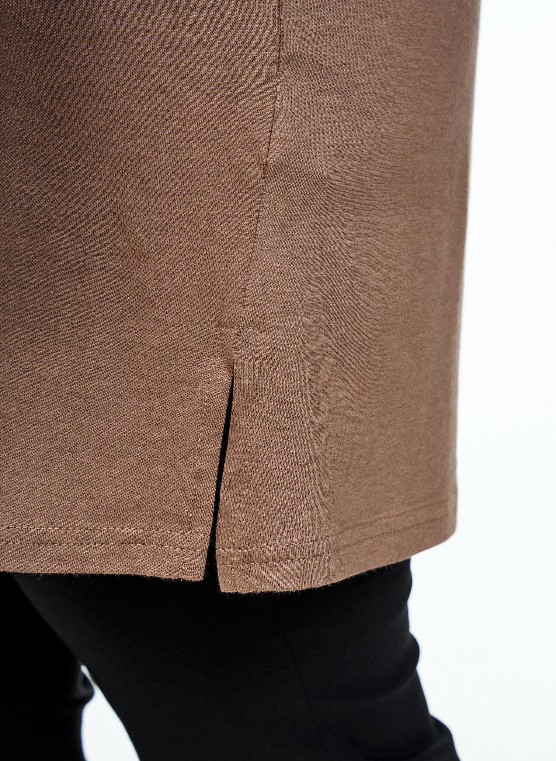 ZizziEinfarbiges Oversize T-Shirt mit V-Ausschnitt, Braun, Model image number 3