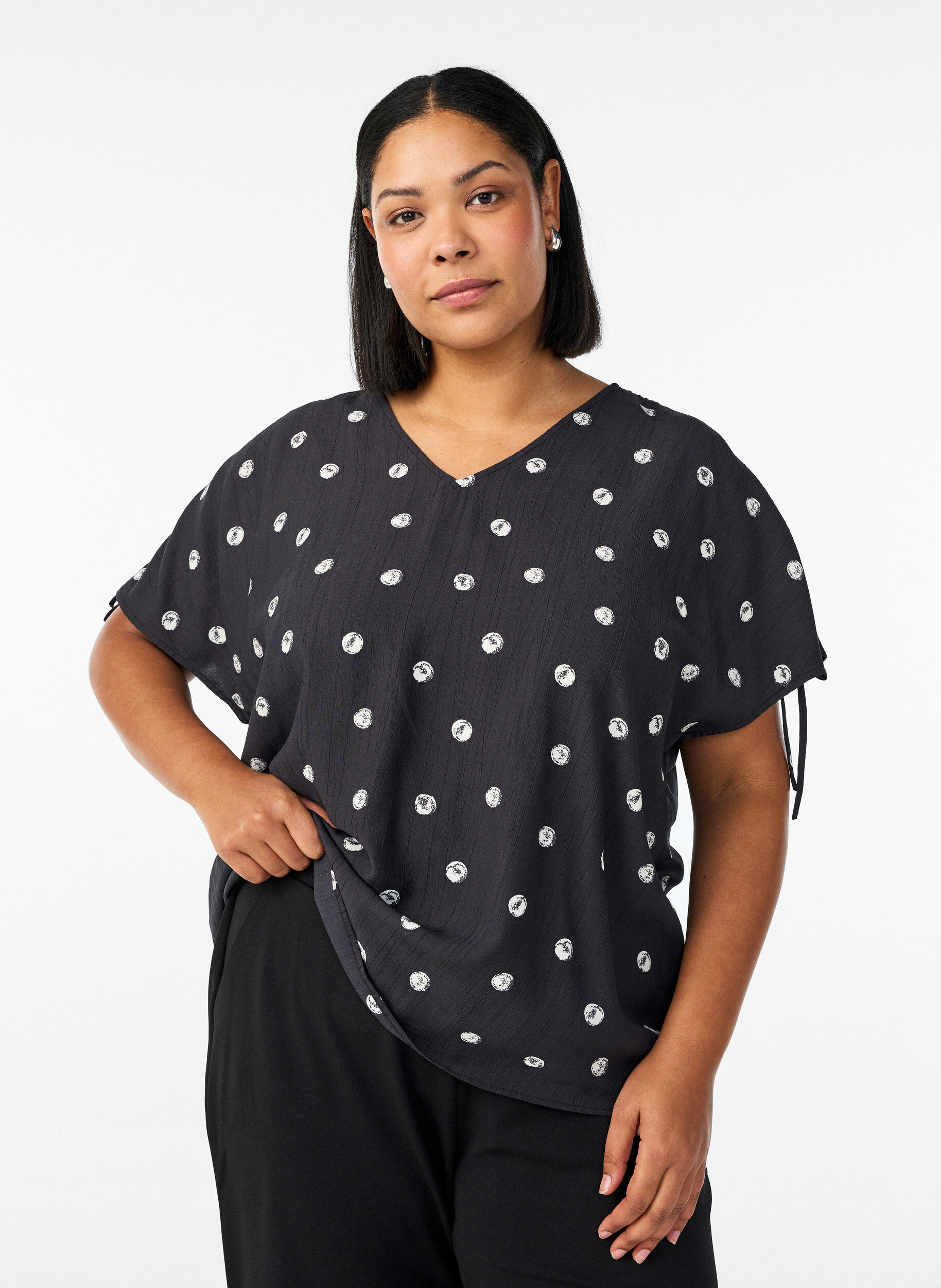 Bluse aus Viskose mit gerafften &Auml;rmeln, Schwarz, Model