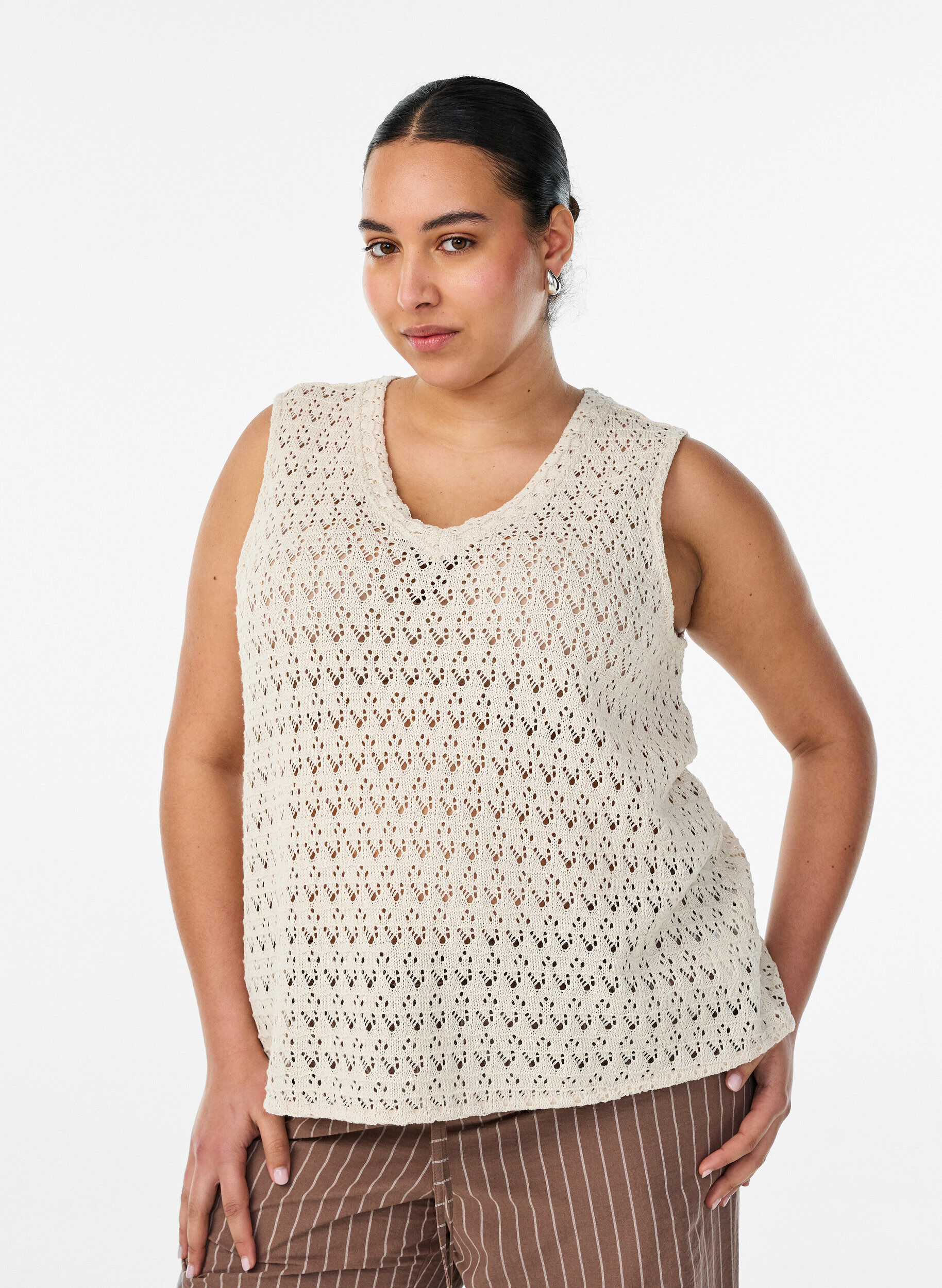Zizzi&Auml;rmellose Bluse mit Lochstickerei und V-Ausschnitt, Beige, Model image number 0