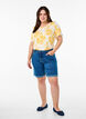 Eng anliegende Jeansshorts mit hoher Taille, Blau, Model image number 1