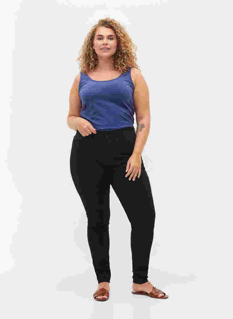 Superschlanke Amy-Jeans mit elastischem Bund, Black, Model image number 0