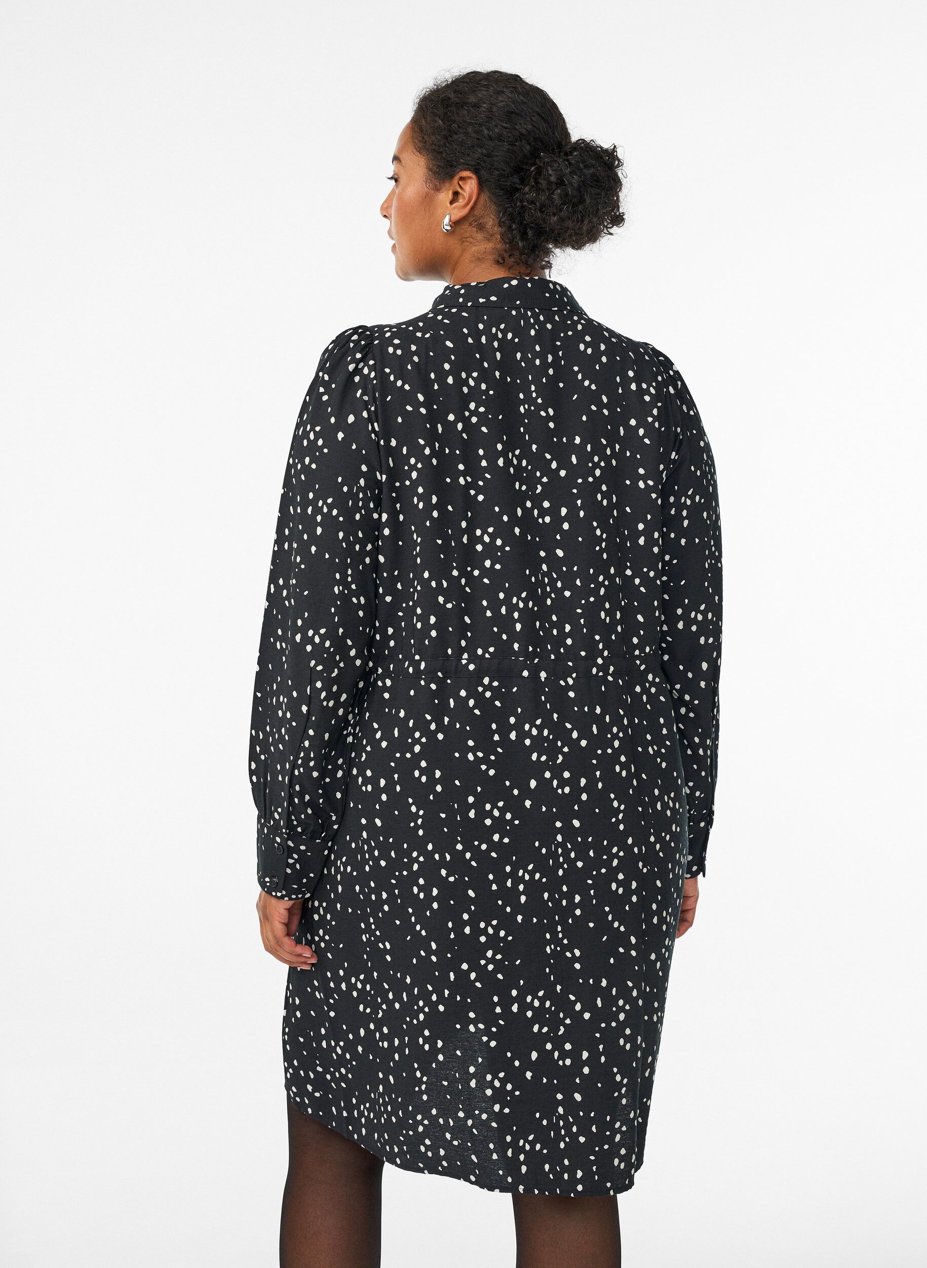 ZizziBlusenkleid aus bedrucktem Material mit Bindeg&uuml;rtel, Schwarz, Model image number 2