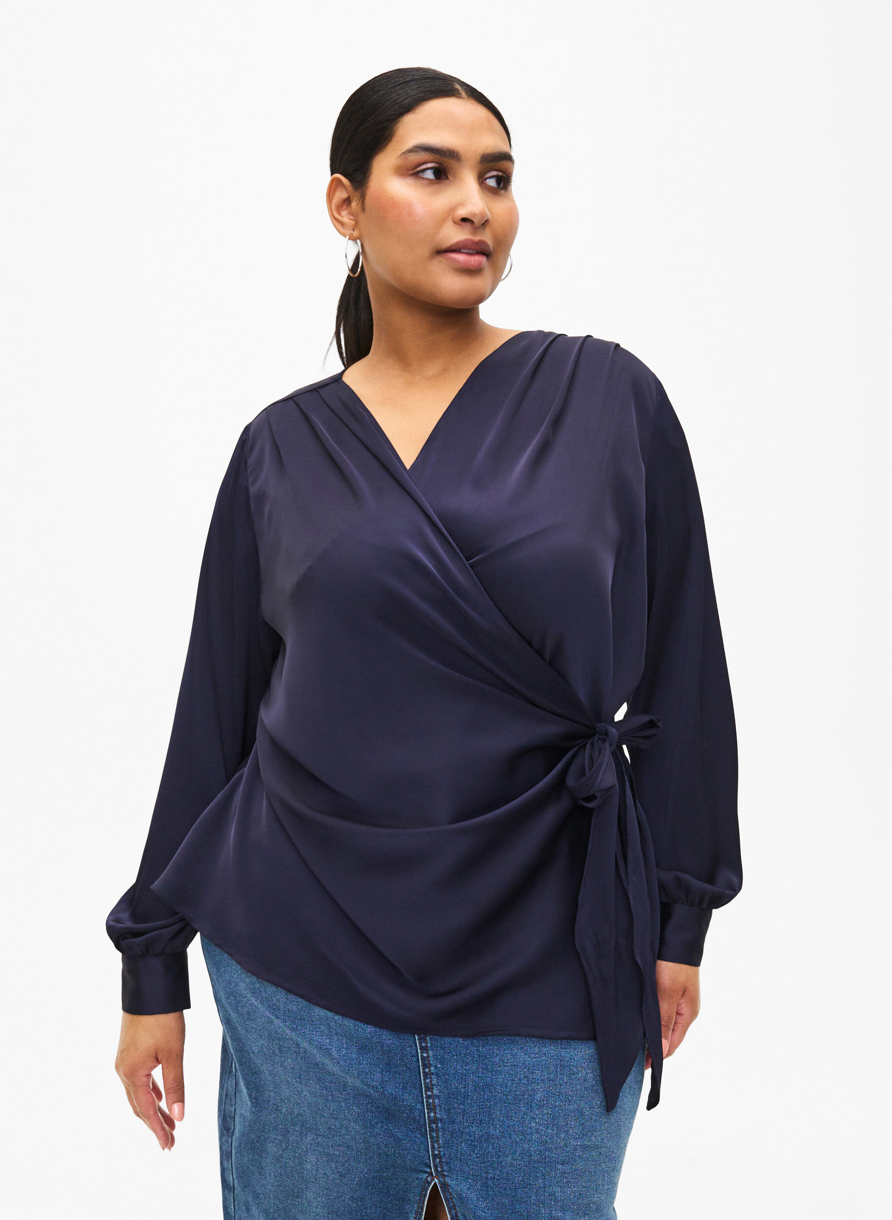 Zizzi Partybluse aus Satin in Wickeloptik, Night Sky, Model image number 0