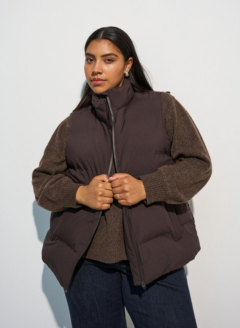 Kurze Steppweste mit hohem Kragen, Braun, Model image number 0