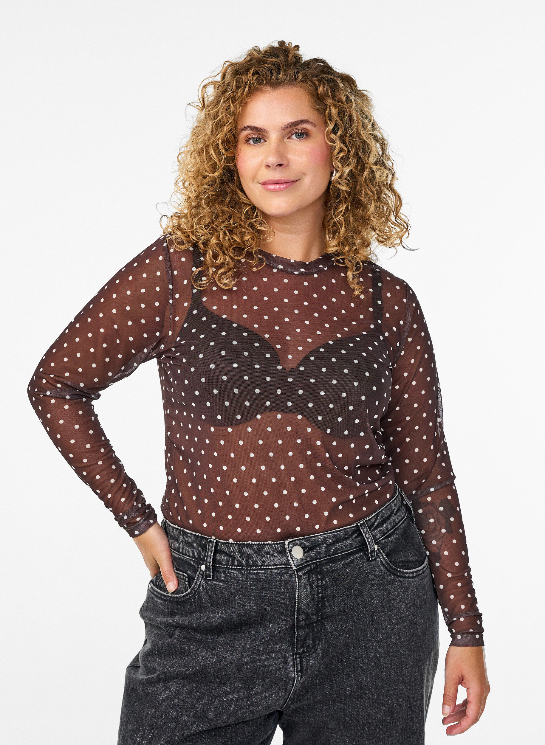 Bluse aus Mesh mit Punkten, Braun, Model