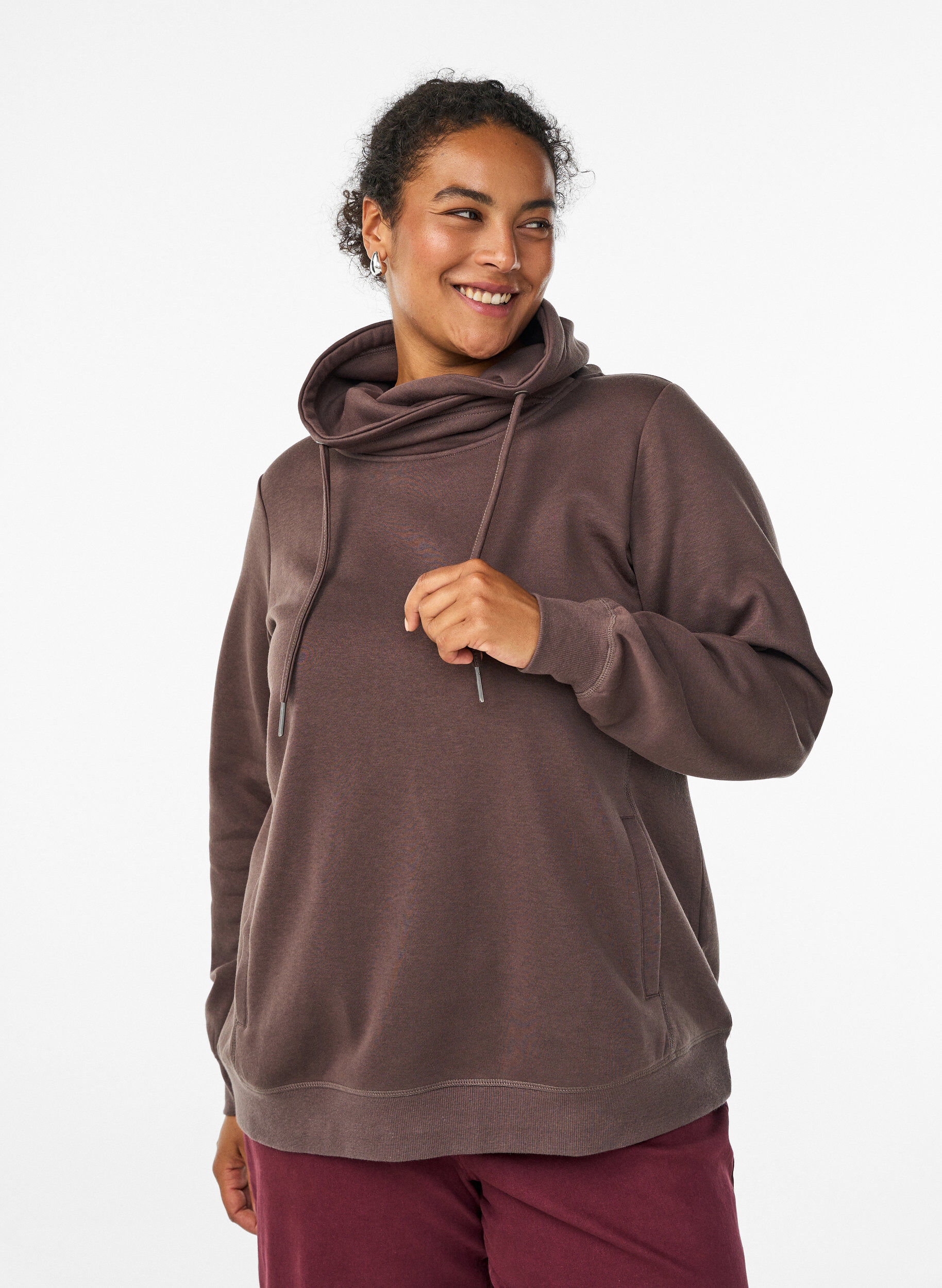 Sweatshirt mit Stehkragen und Taschen, Braun, Model